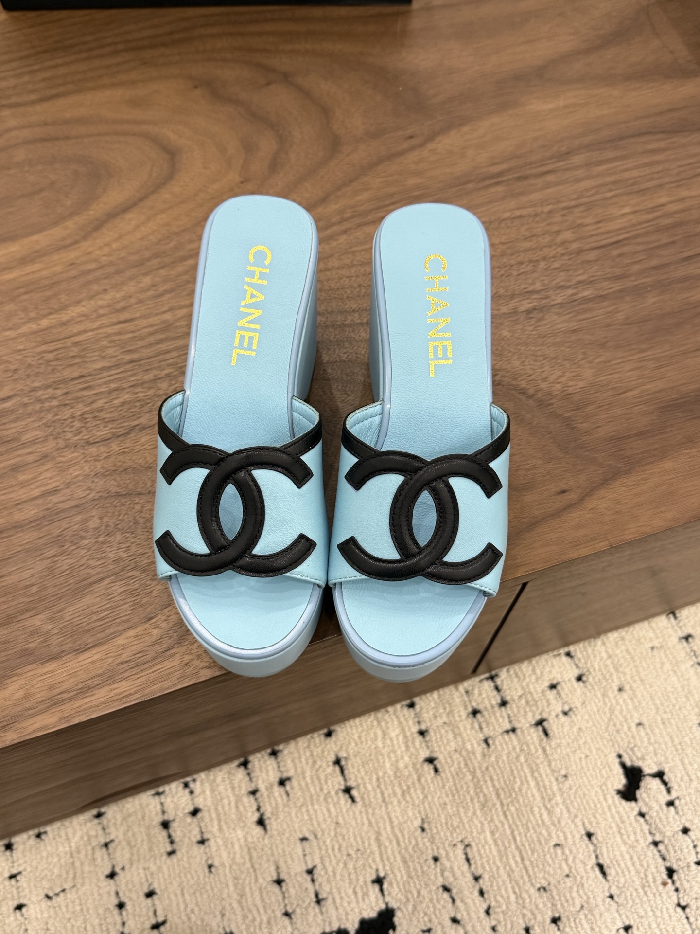 샤넬(CHANEL) 로고 플랫폼 웨지 슬리퍼 신발