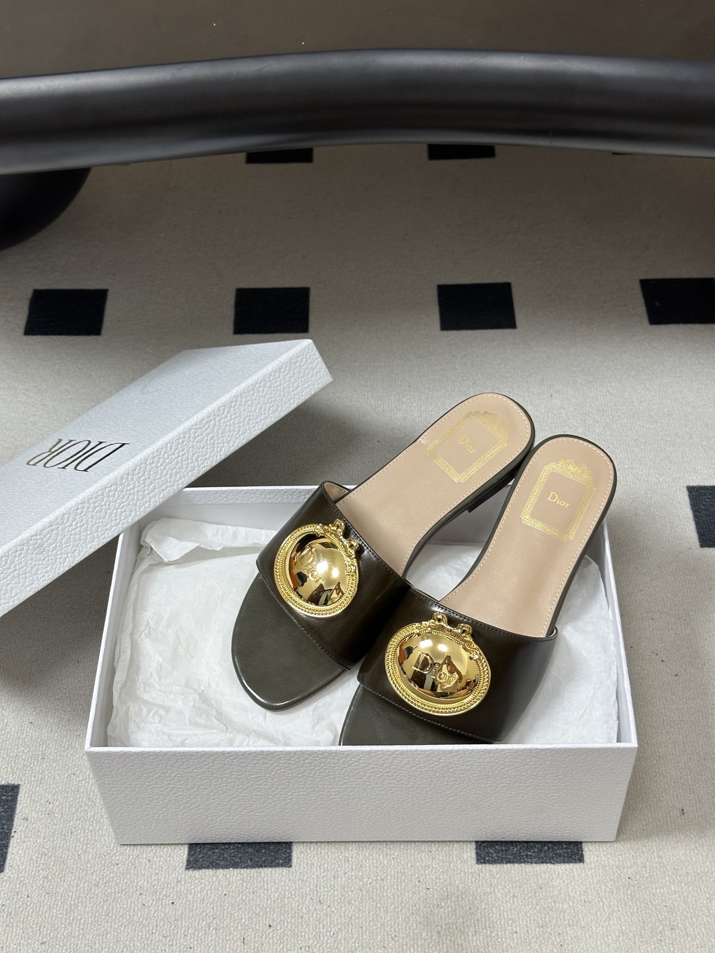 디올(DIOR) 메탈 버클 슬라이드 슬리퍼 신발