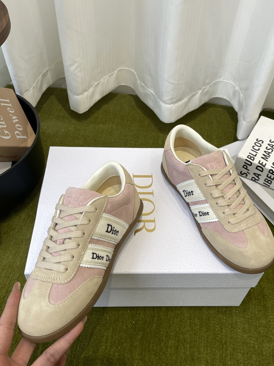 디올(DIOR) 리본 레터링 스웨이드 독일군 스니커즈 신발