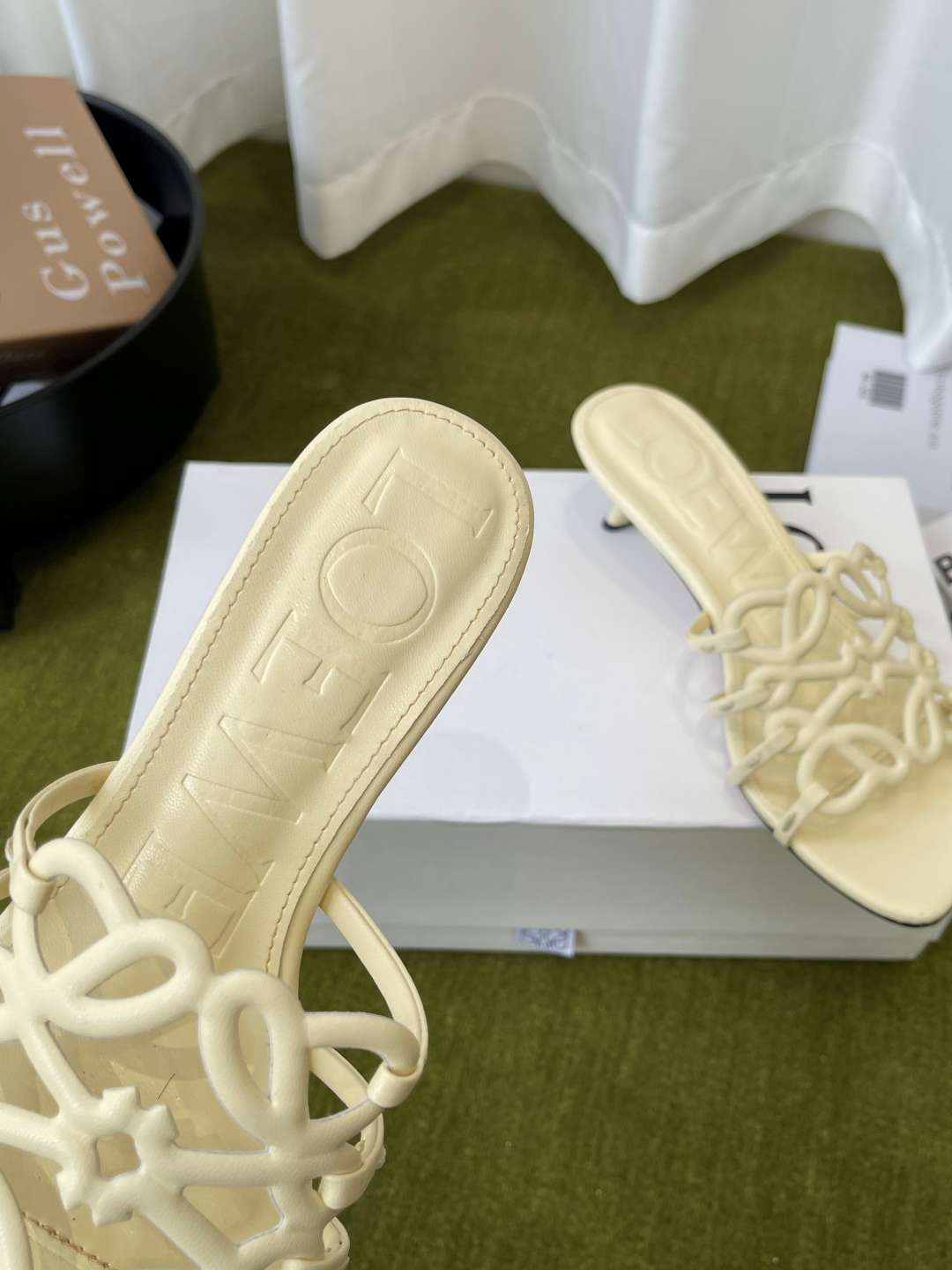 로에베(LOEWE) 아나그램 스트랩 스퀘어토 키튼힐 신발