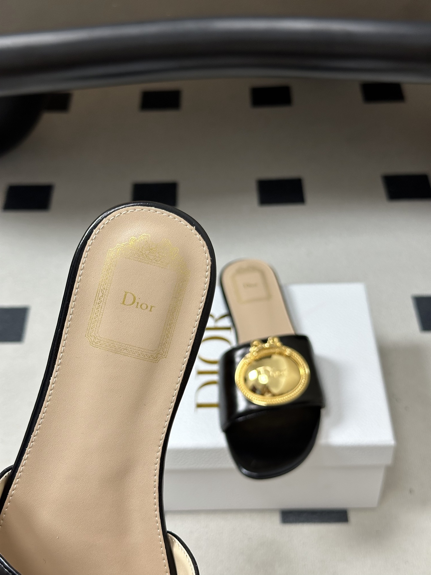 디올(DIOR) 메탈 버클 슬라이드 슬리퍼 신발