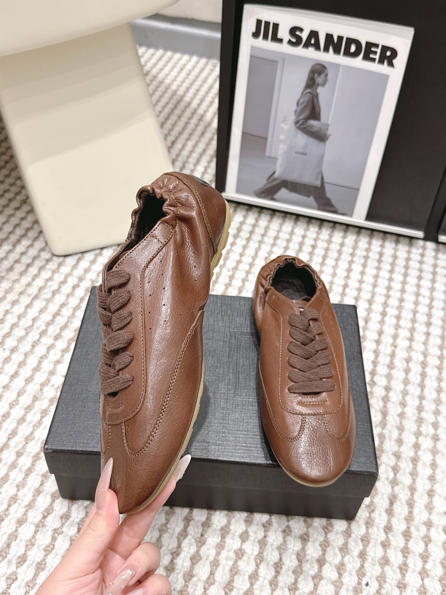 생로랑(SAINT LAURENT) 펀칭 레더 독일군 스니커즈 신발