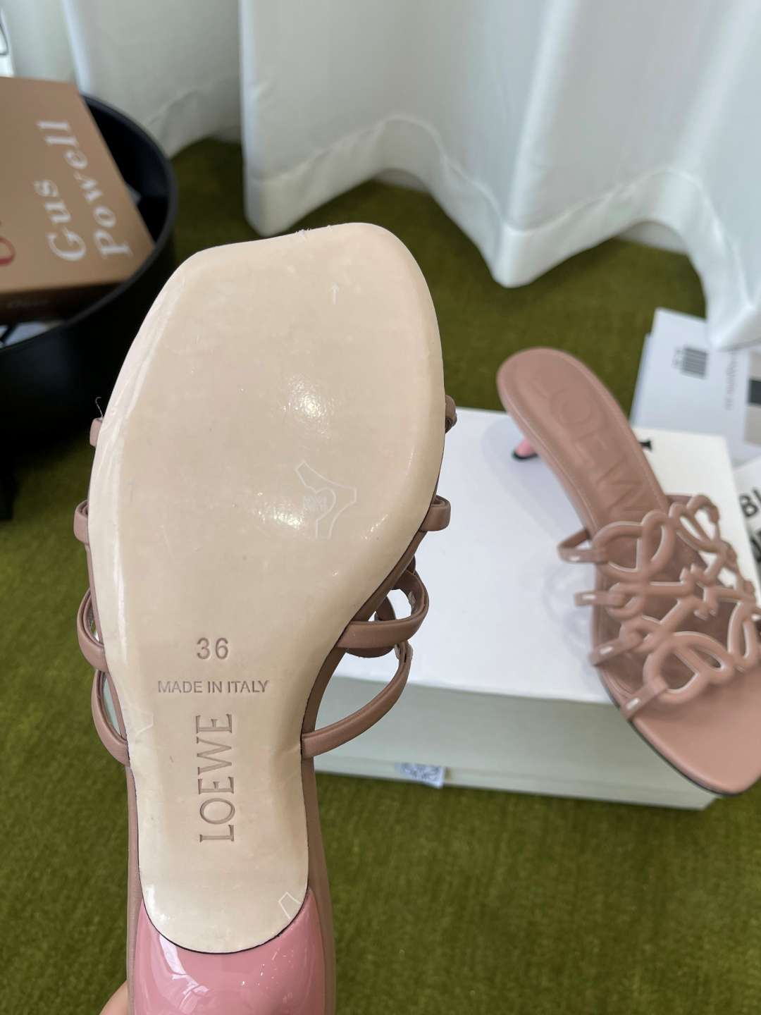 로에베(LOEWE) 아나그램 스트랩 스퀘어토 키튼힐 신발