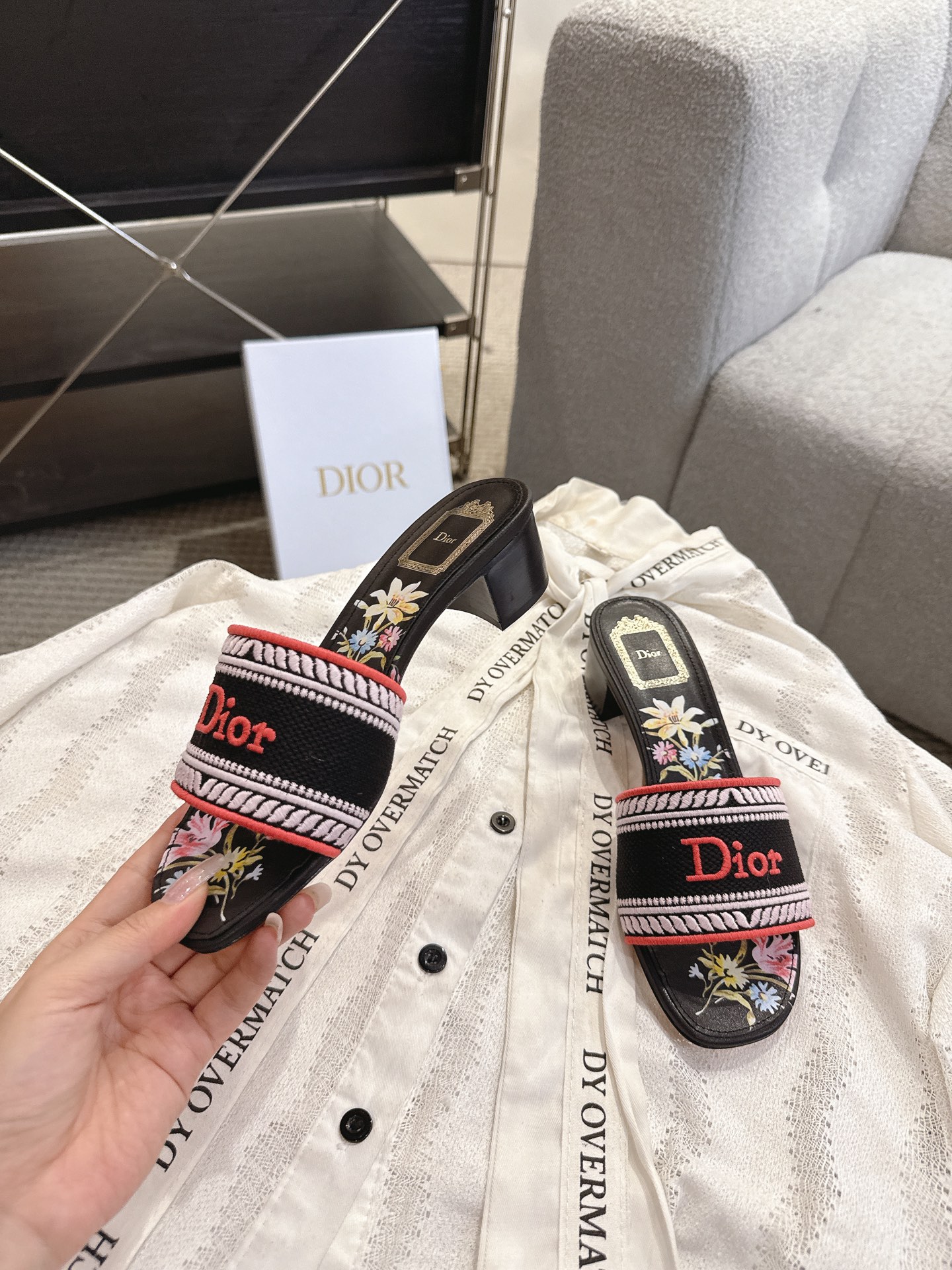 디올(DIOR) 플라워 자수 로고 슬라이드 슬리퍼