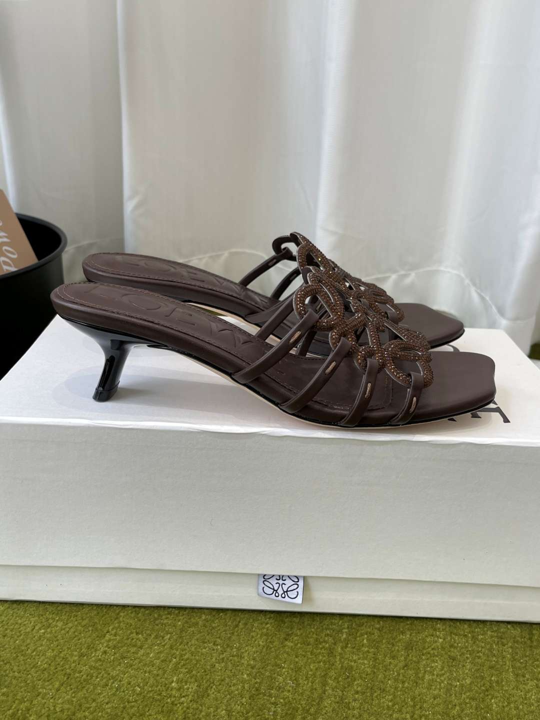 로에베(LOEWE) 아나그램 라인스톤 미들 힐 신발