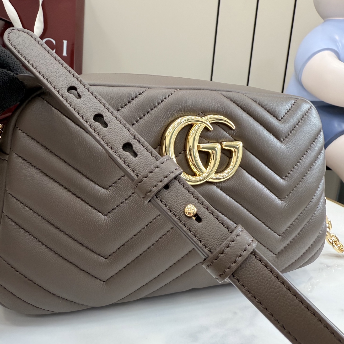 GUCCI 구찌 GG 마몽(GG Marmont) 마틀라세 카메라백 - 다크 그레이시 브라운 가방