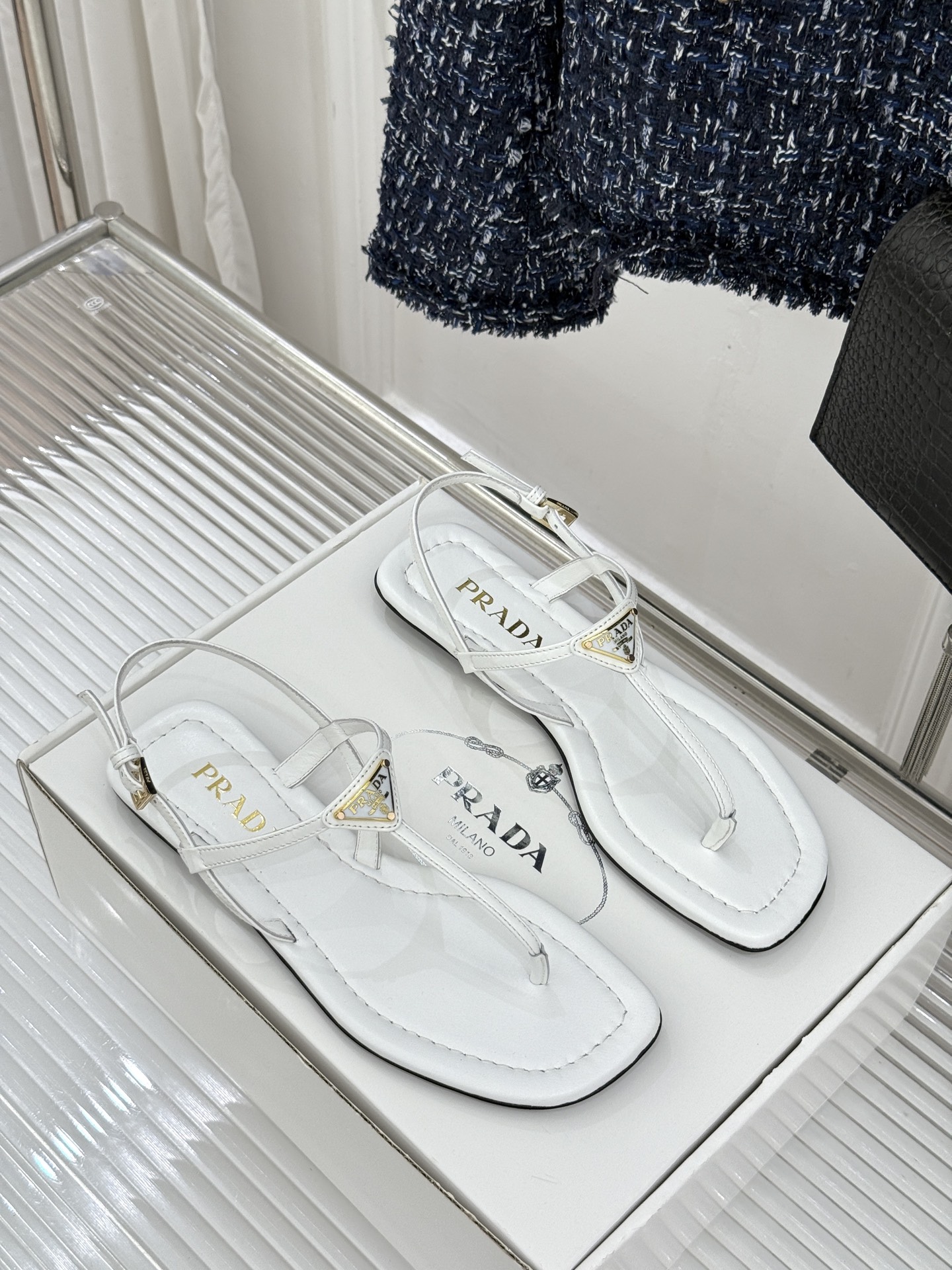 프라다(PRADA) 삼각 로고 플립플랍 샌들 신발