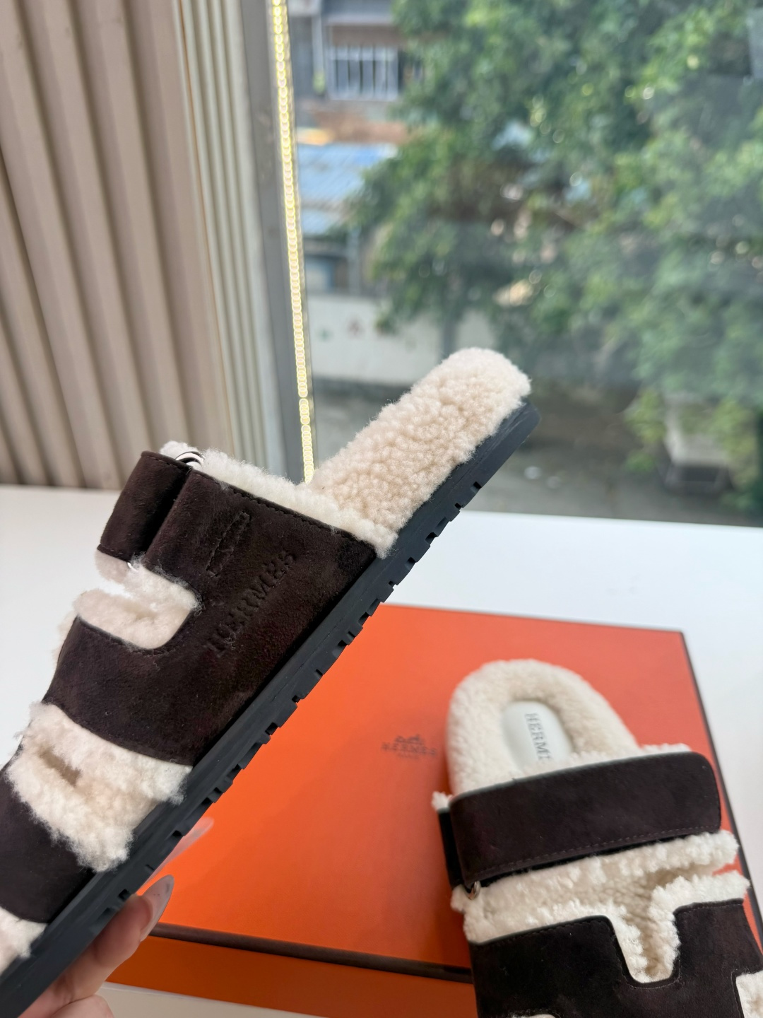 에르메스(HERMES) 시어링 퍼 뮬 슬리퍼 신발