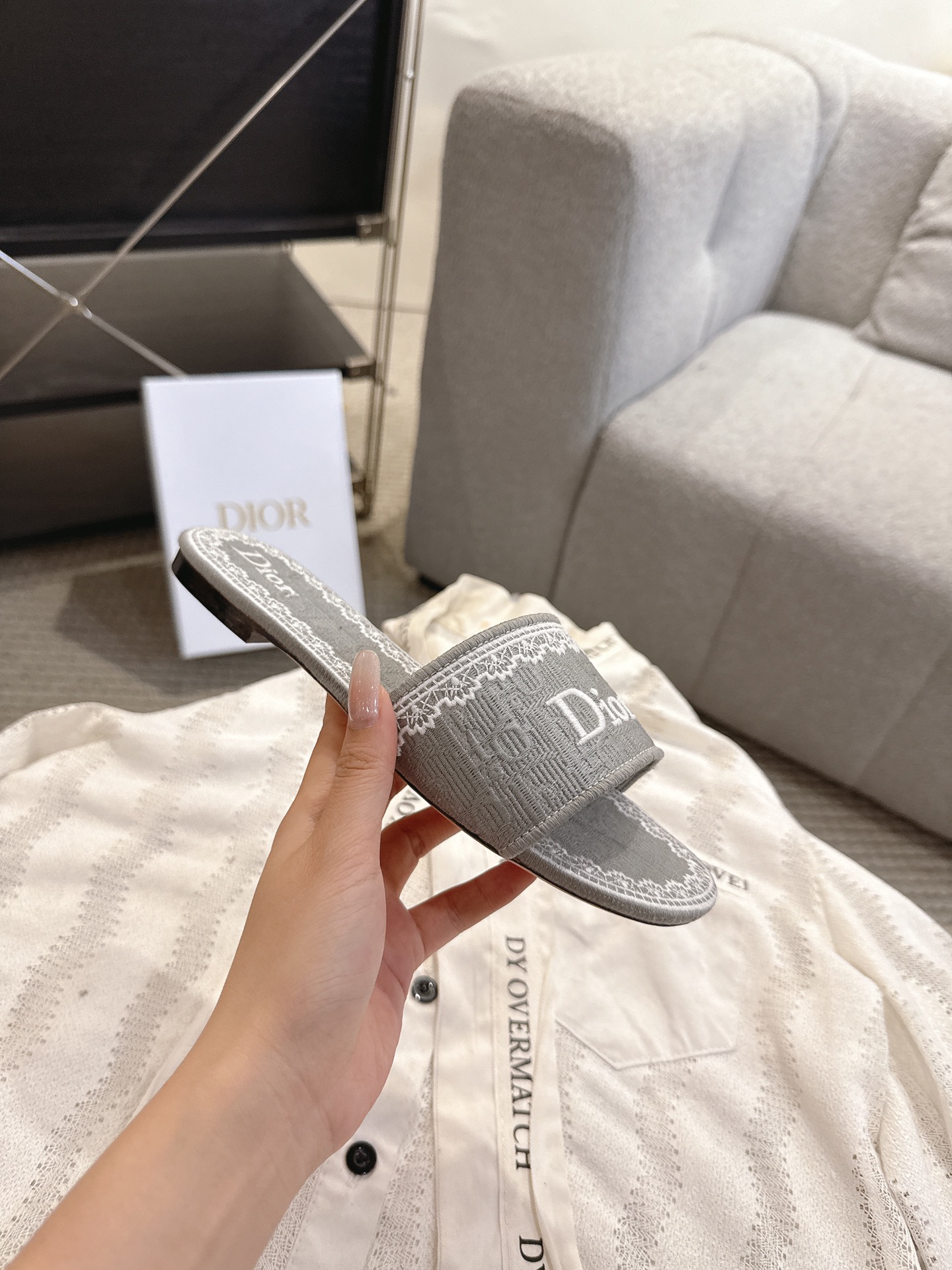 디올(DIOR) 플라워 자수 로고 슬라이드 슬리퍼