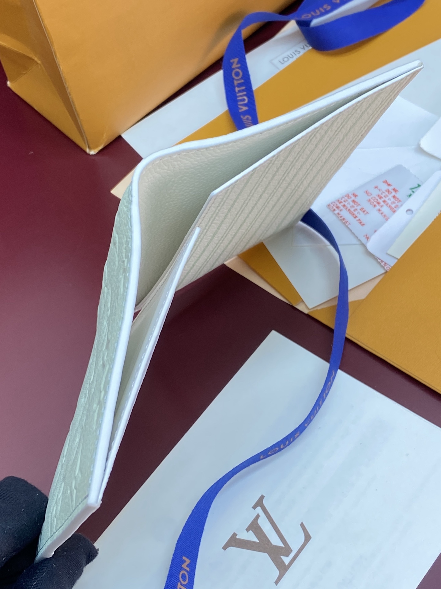 [Louis Vuitton] LV 루이비통 엠프레인 하이 섬머 패스포트 홀더 여권 지갑 M2A003