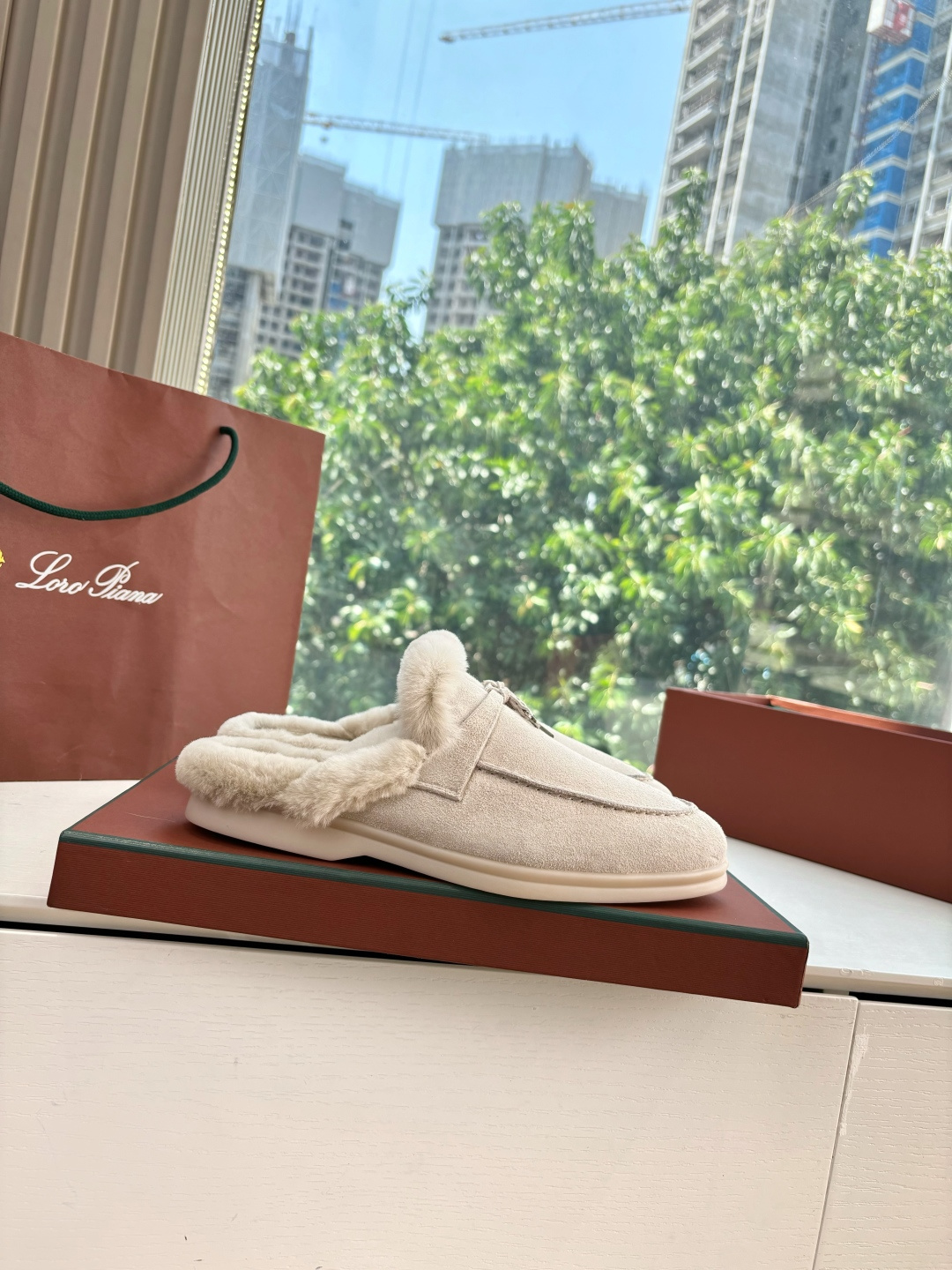 로로피아나(Loro Piana) 커플 퍼 트리밍 스웨이드 뮬 슬리퍼 신발