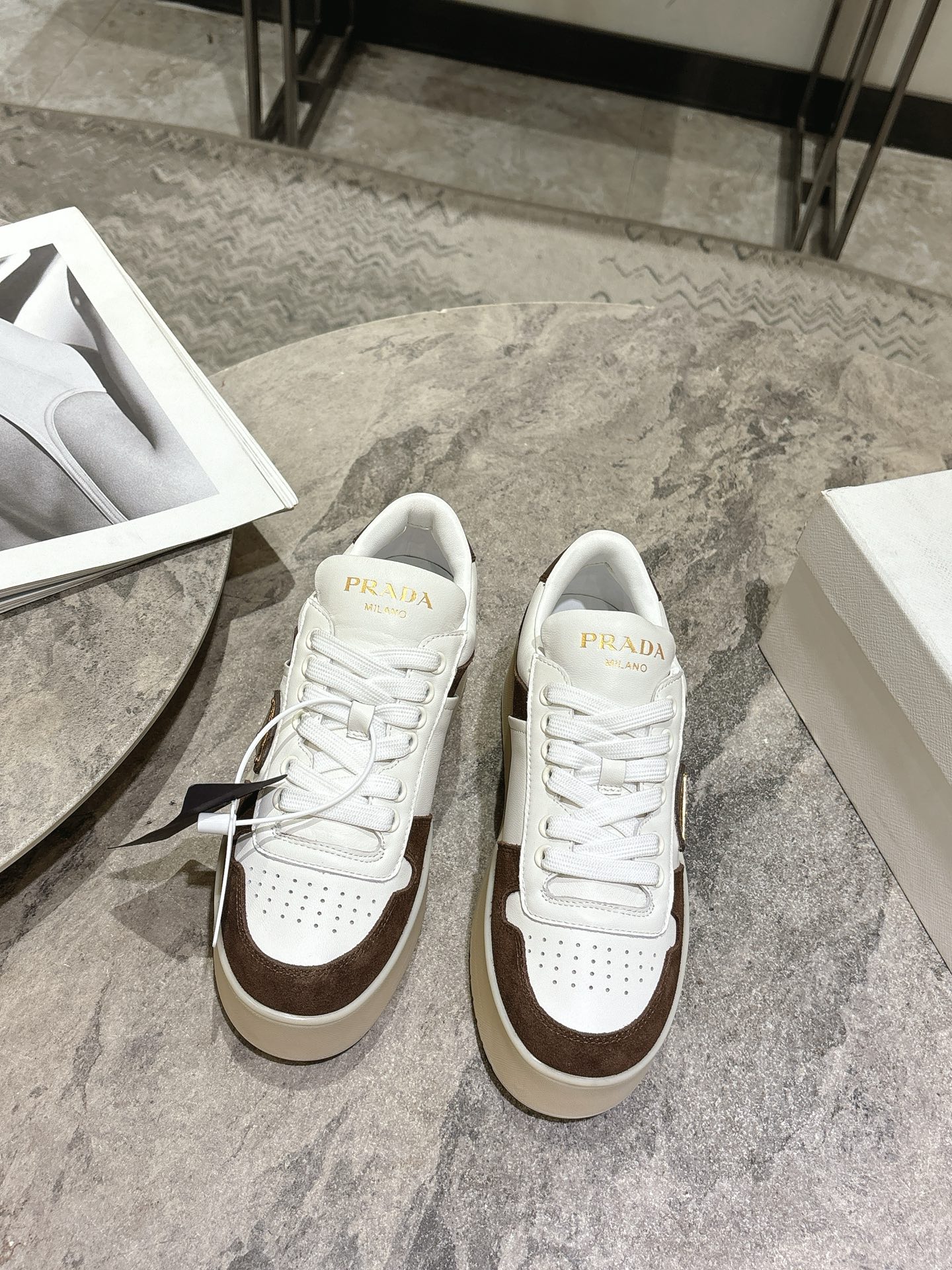 프라다(PRADA) 삼각 로고 플랫폼 스니커즈 신발