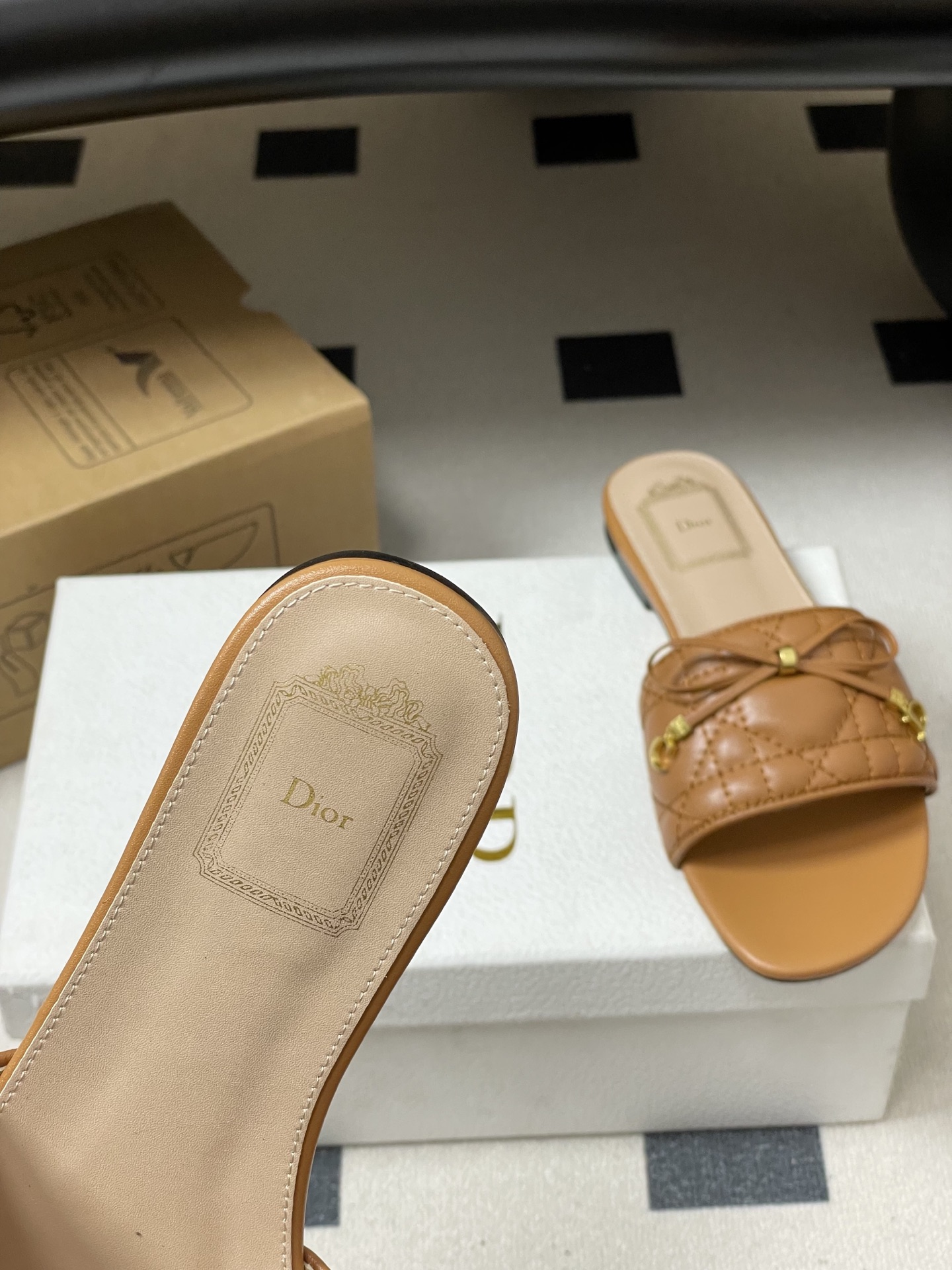 디올(DIOR) 퀼팅 리본 슬리퍼 신발