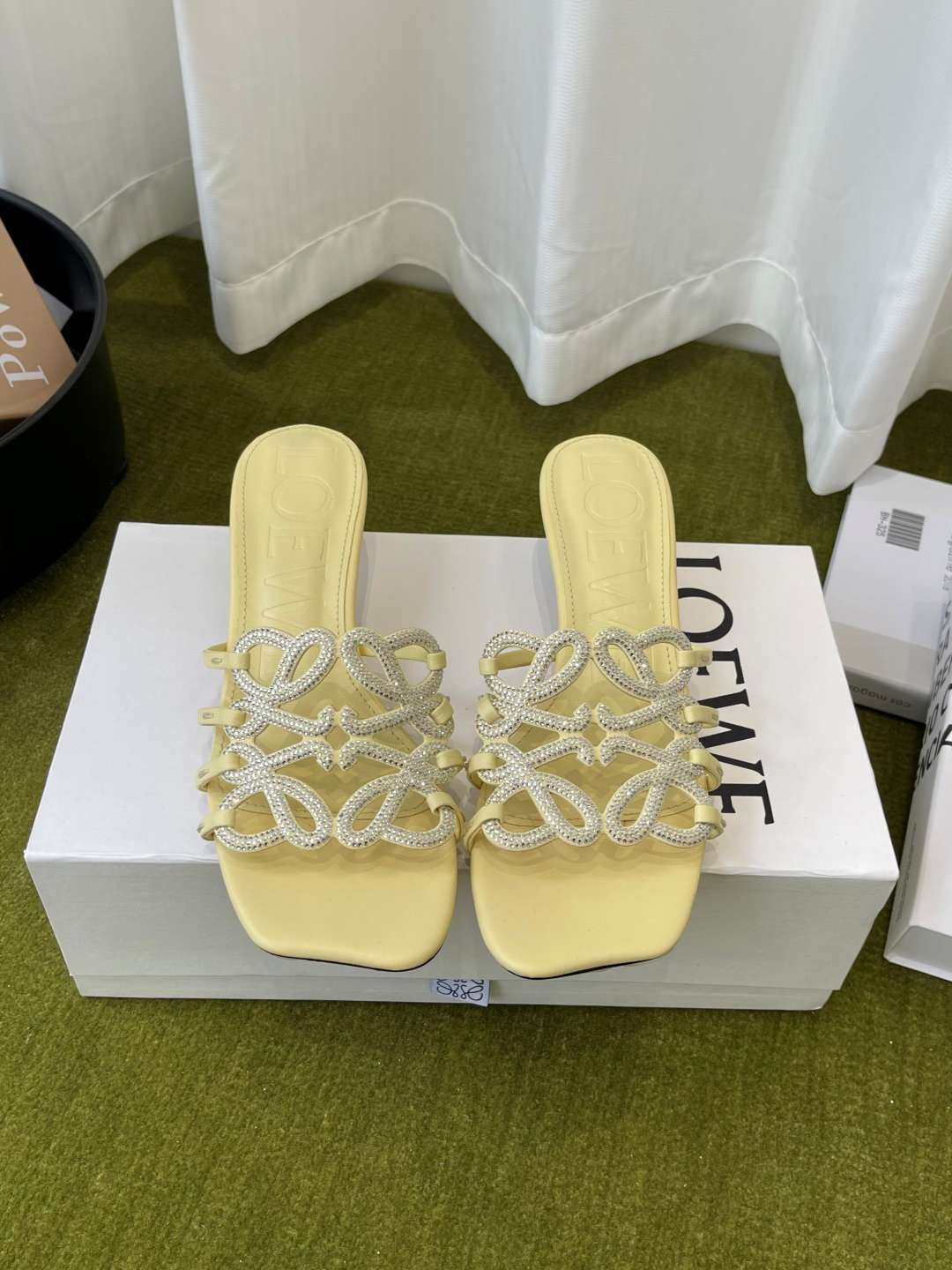 로에베(LOEWE) 아나그램 라인스톤 미들 힐 신발