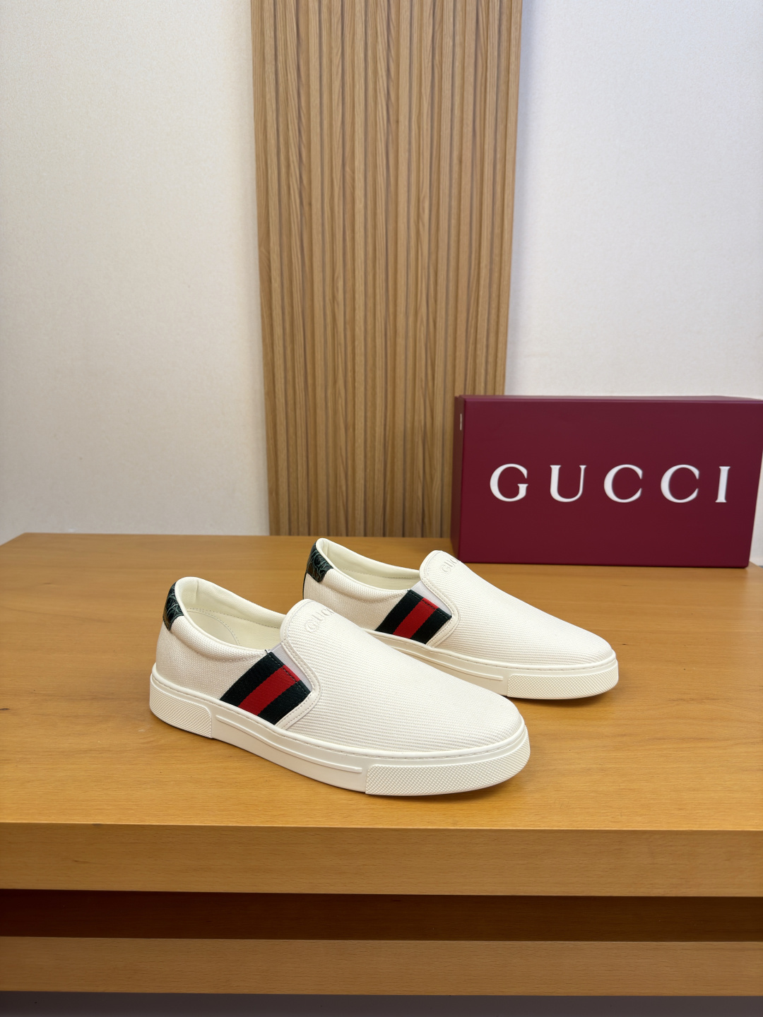 [Gucci] 구찌 스톤 엠보스 레더 믹스 스니커즈 슬립온 신발