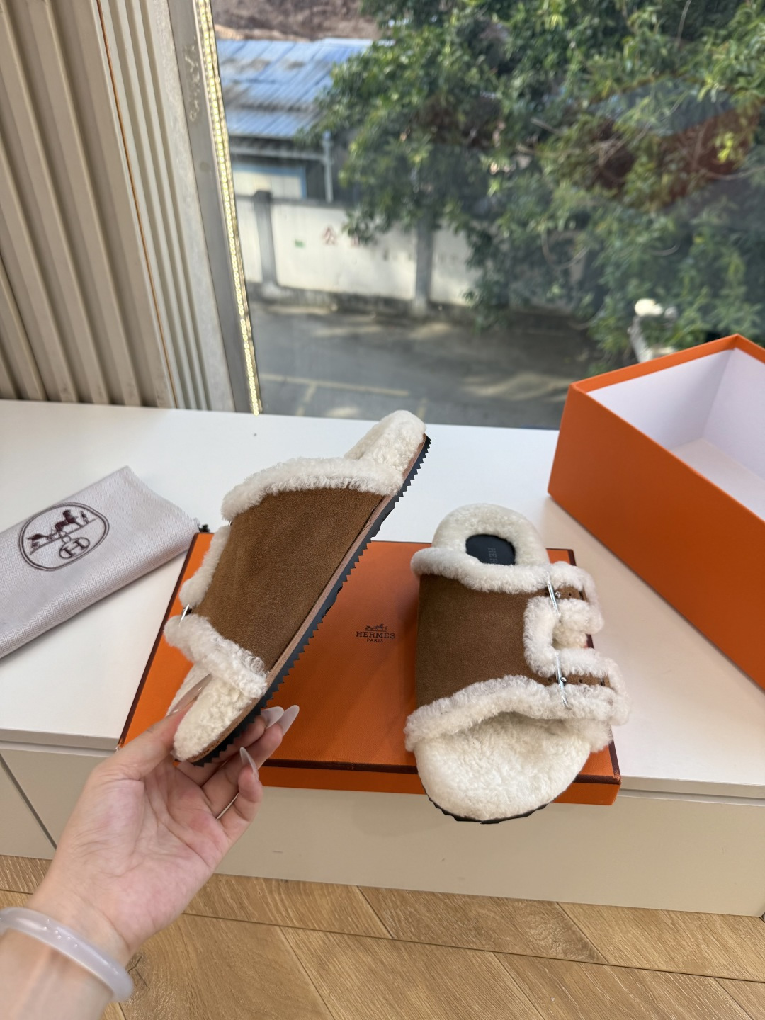 에르메스(HERMES) 시어링 퍼 뮬 슬리퍼 신발