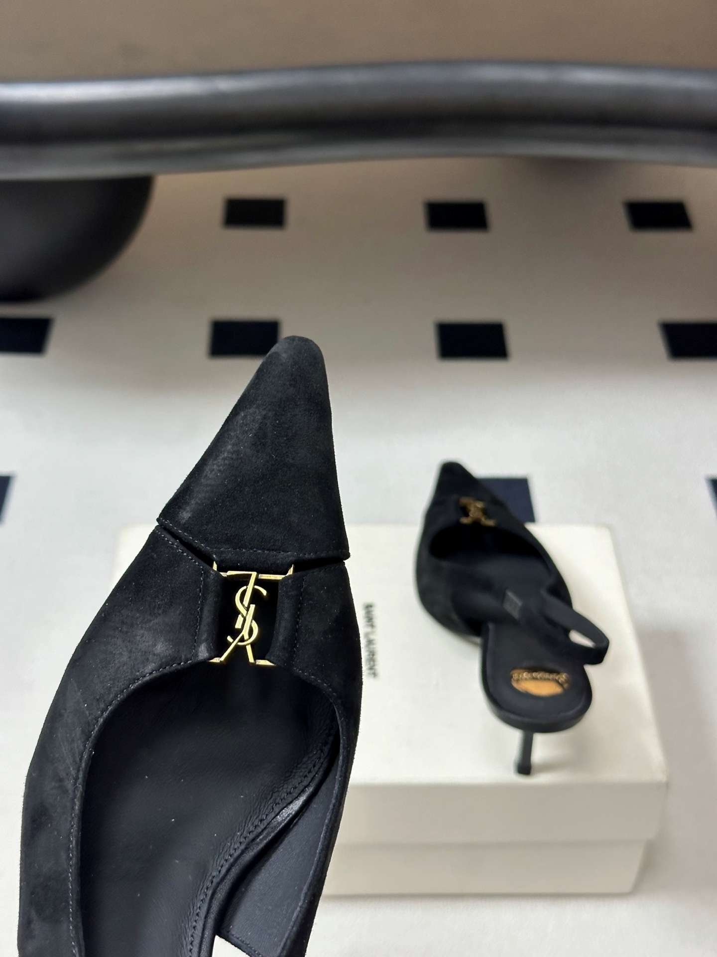 생로랑(SAINT LAURENT) YSL 메탈 로고 캡토 슬링백 펌프스 신발