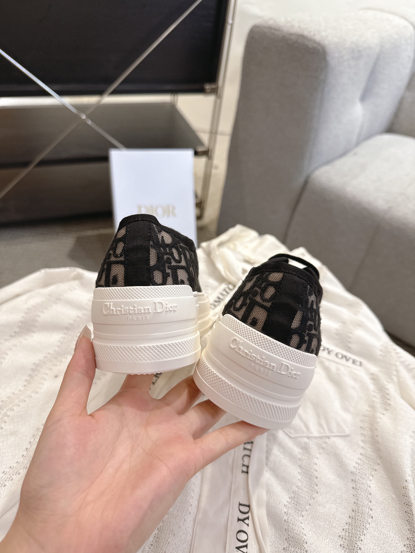 디올(DIOR) 메쉬 자수 레이스업 로우탑 스니커즈 신발