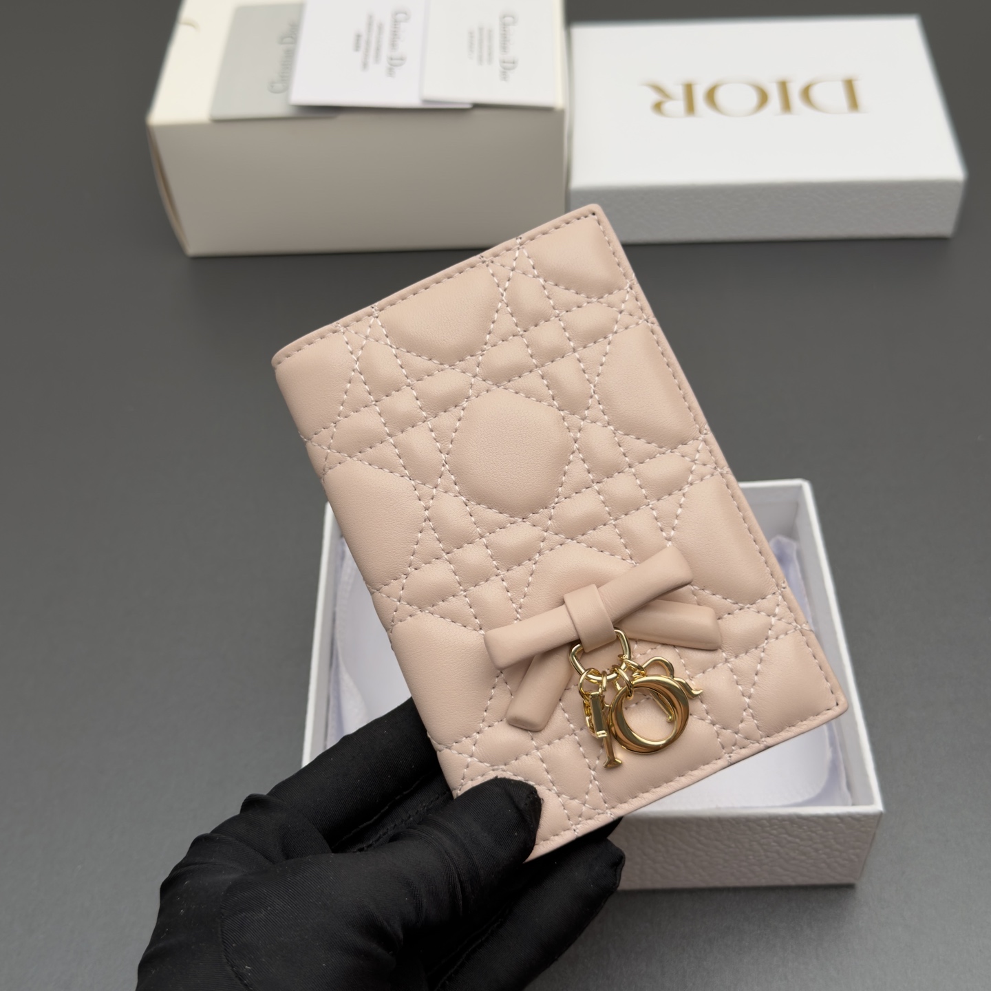 [Dior] 디올 Lady 레이디 까나쥬 램스킨 패스포트 홀더 지갑 / S2626