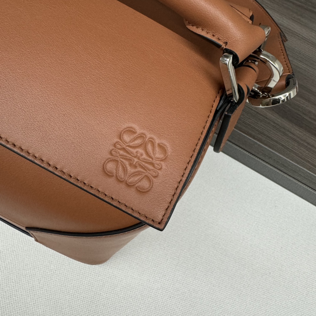 Loewe Puzzle Edge 로에베 퍼즐 라지 백 가방