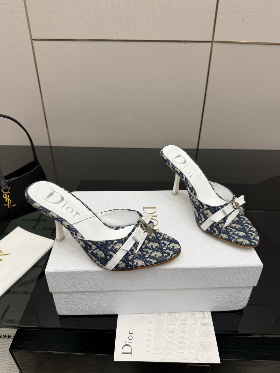 디올(DIOR) 패브릭 뮬 힐 신발