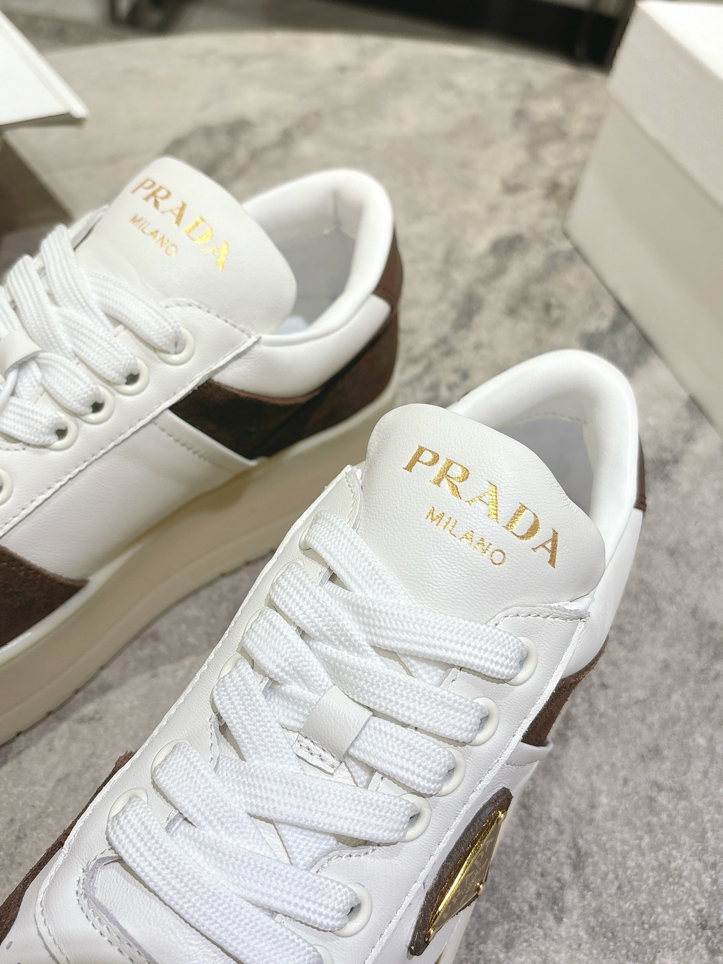프라다(PRADA) 삼각 로고 플랫폼 스니커즈 신발