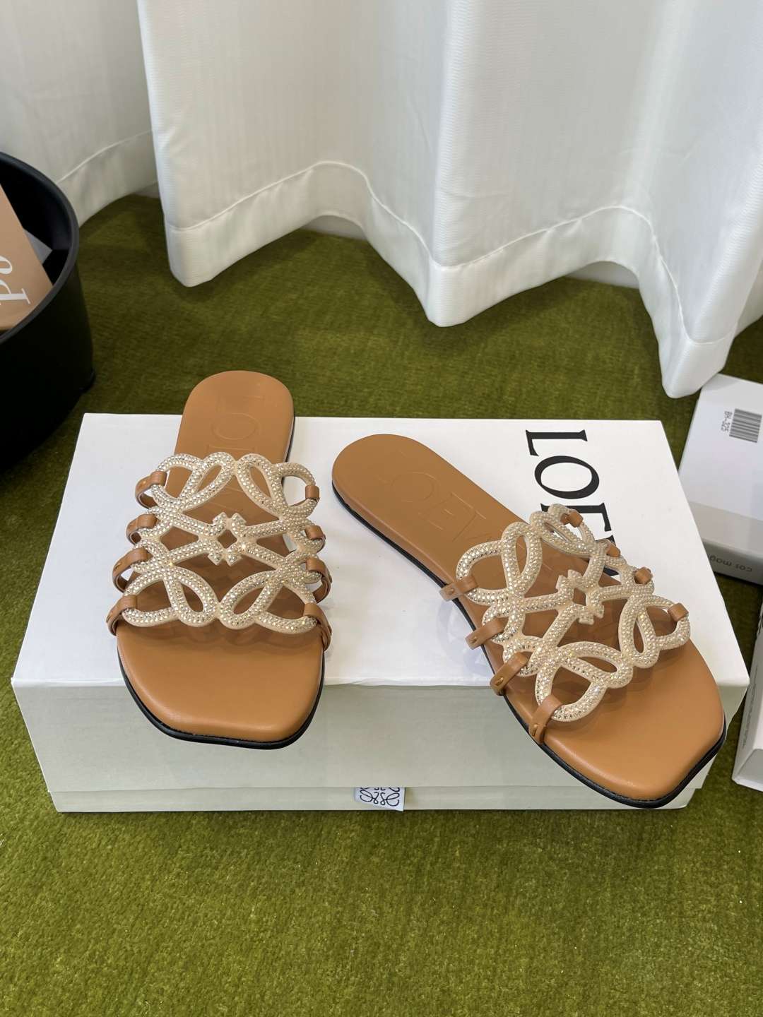 로에베(LOEWE) 라인스톤 스퀘어토 플랫 슬리퍼 신발
