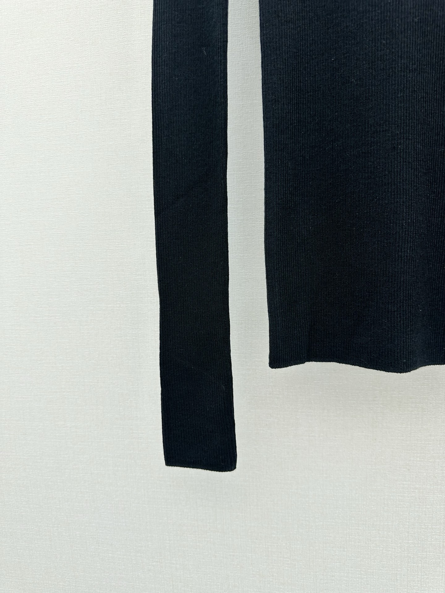 생로랑(SAINT LAURENT) 골드 로고 하프넥 실크 니트 상의 의류