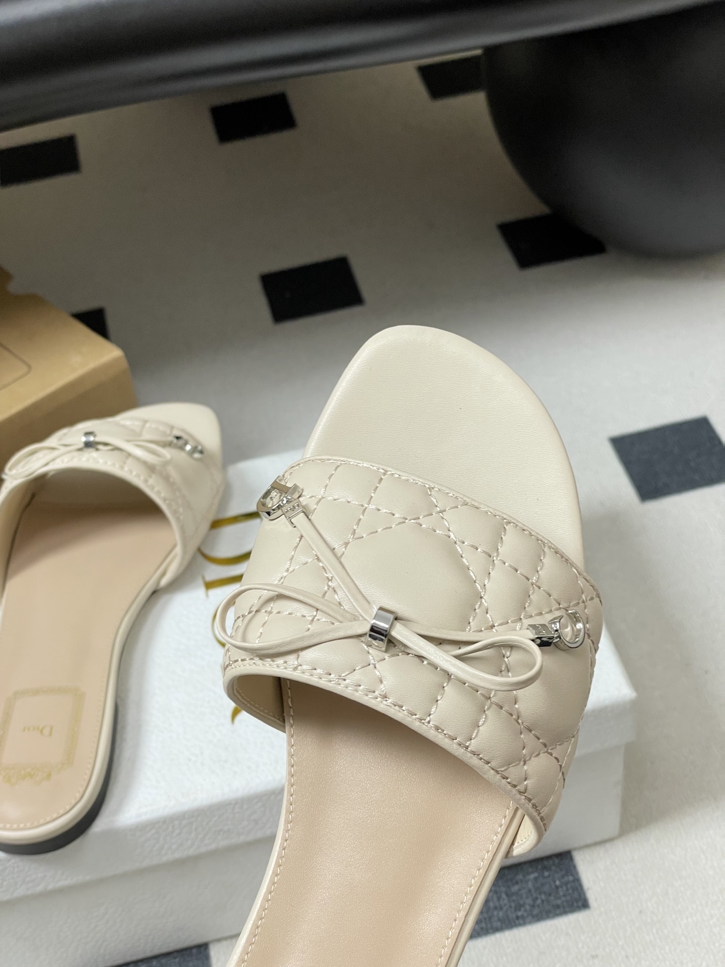 디올(DIOR) 퀼팅 리본 슬리퍼 신발