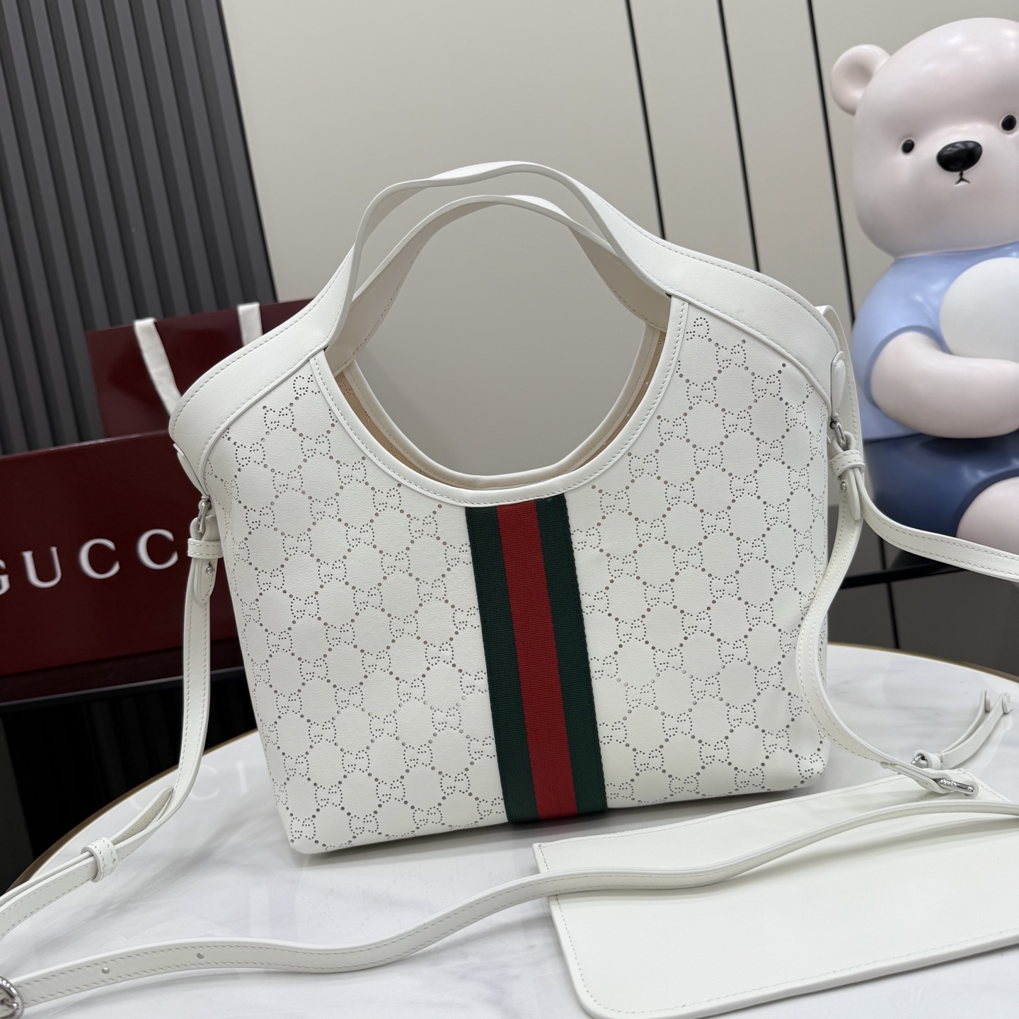 GUCCI 구찌 Generation 제너레이션 GG 질리오(Giglio) 펀칭 레더 토트백 가방
