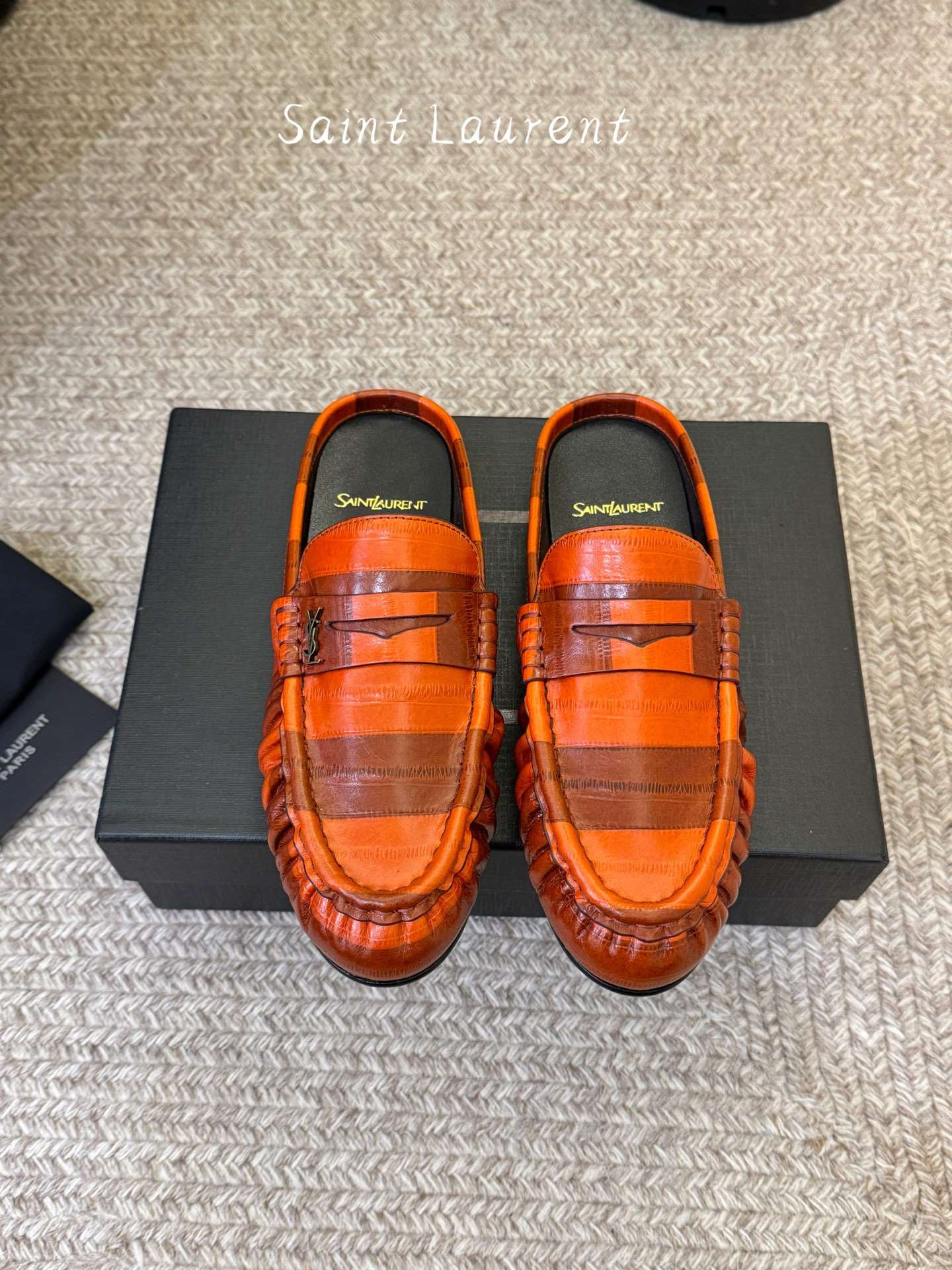 생로랑(SAINT LAURENT) 카프 레더 페니 백리스 로퍼 신발