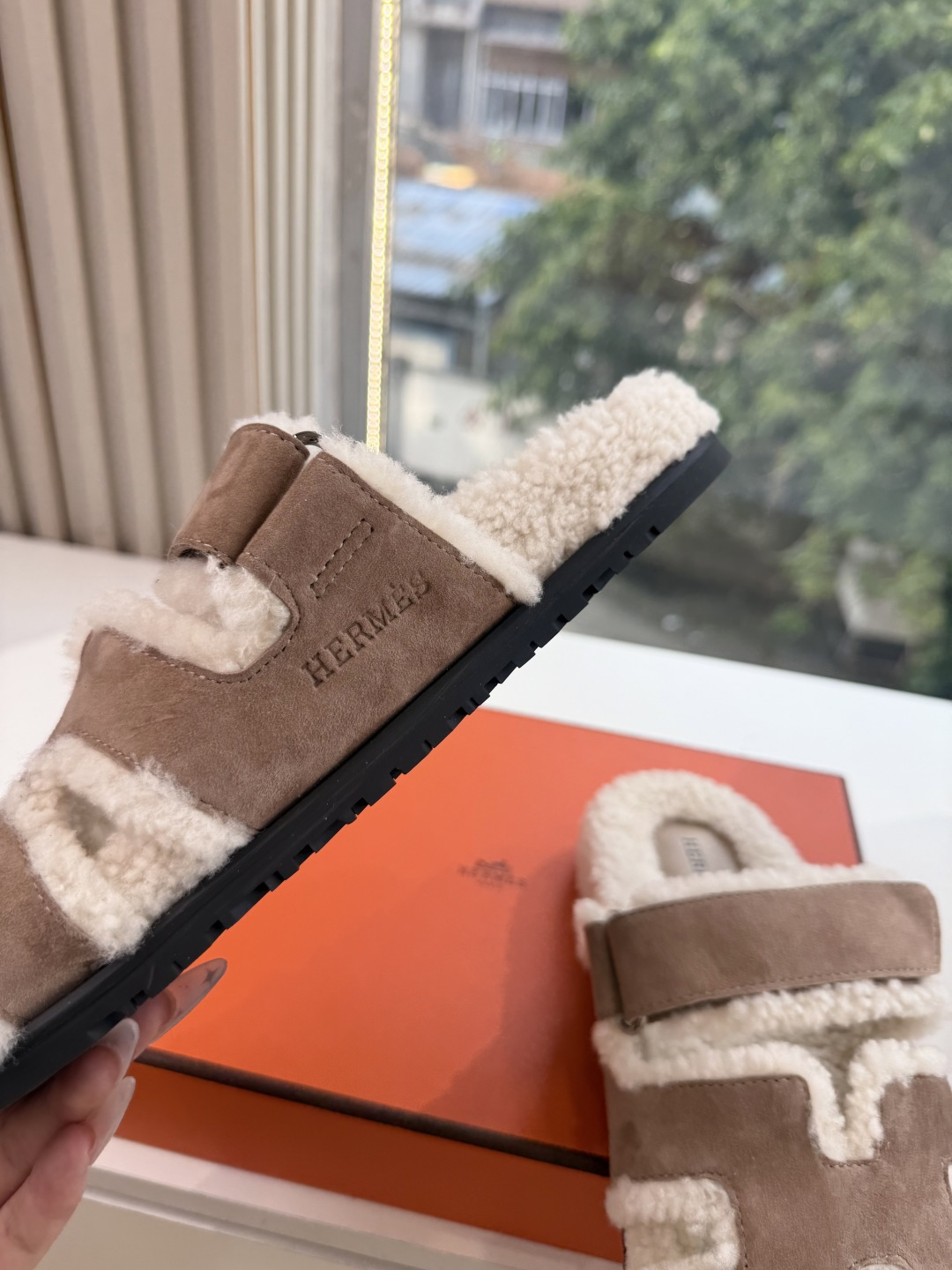 에르메스(HERMES) 시어링 퍼 뮬 슬리퍼 신발