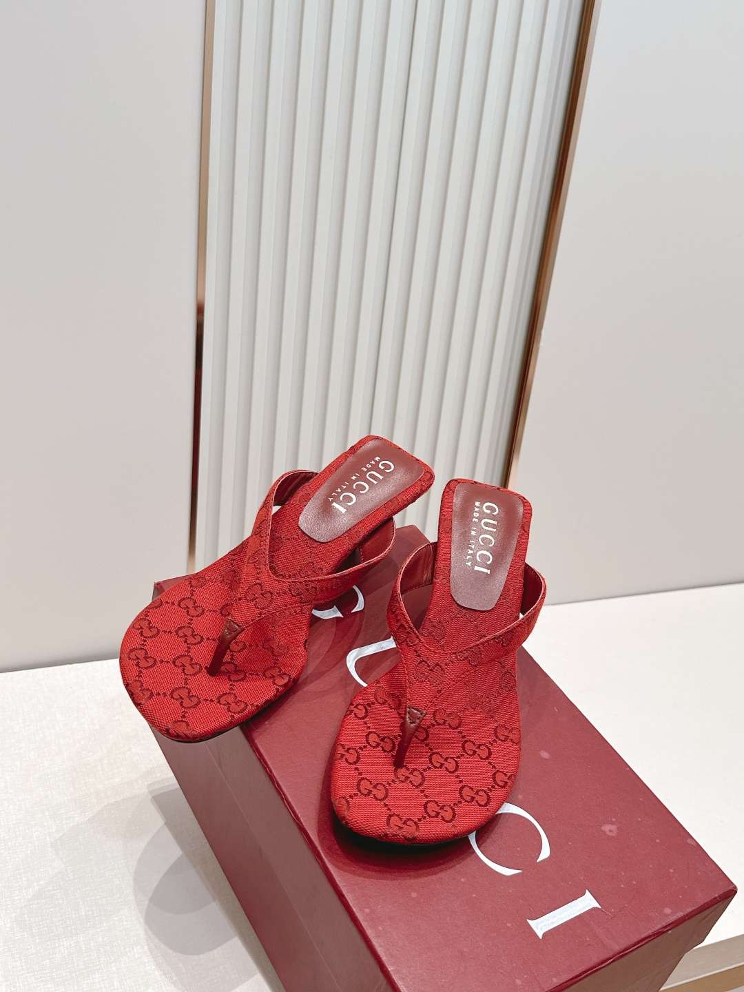 구찌(GUCCI) 모노그램 토포스트 미들힐 신발