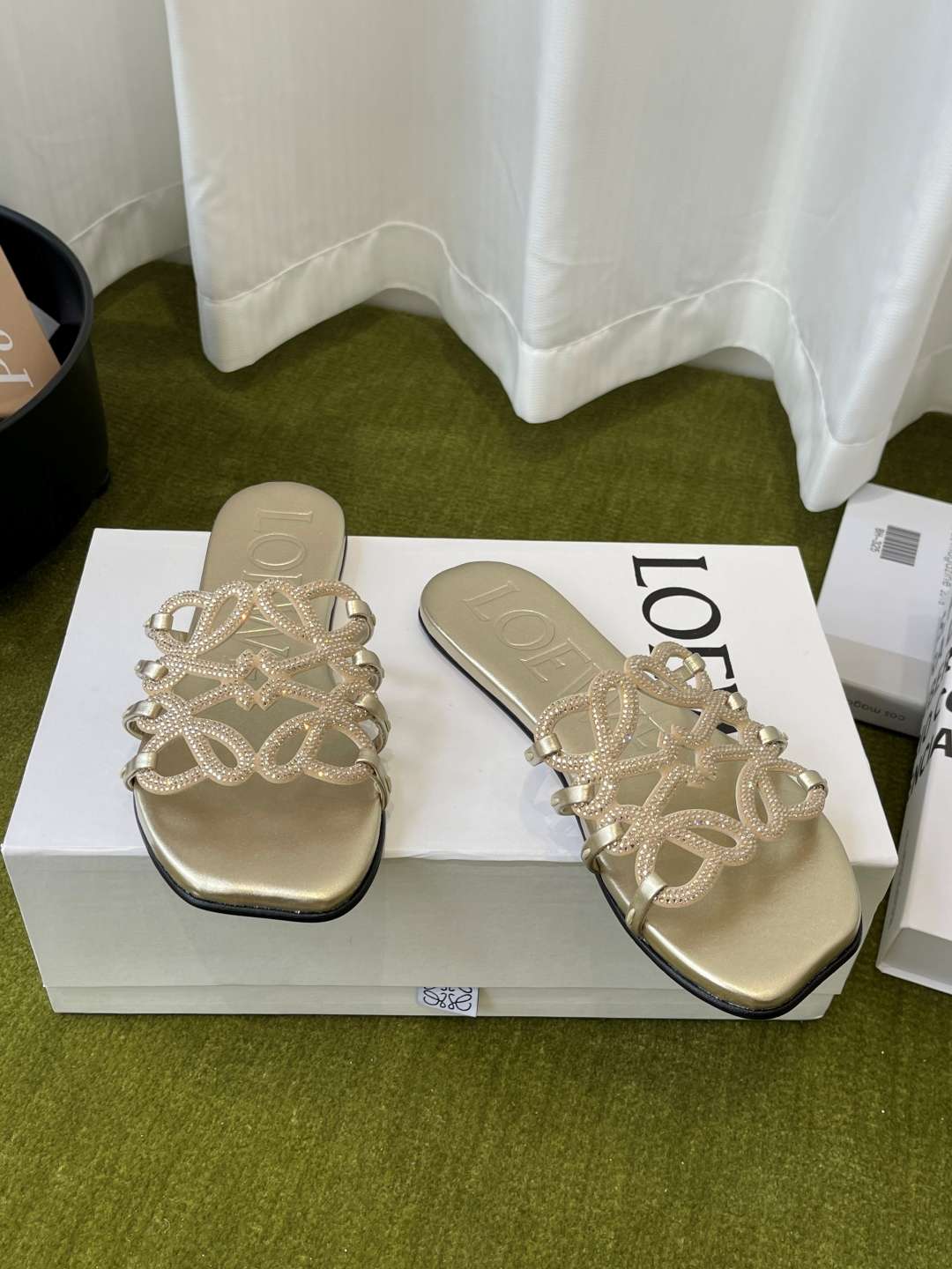 로에베(LOEWE) 라인스톤 스퀘어토 플랫 슬리퍼 신발