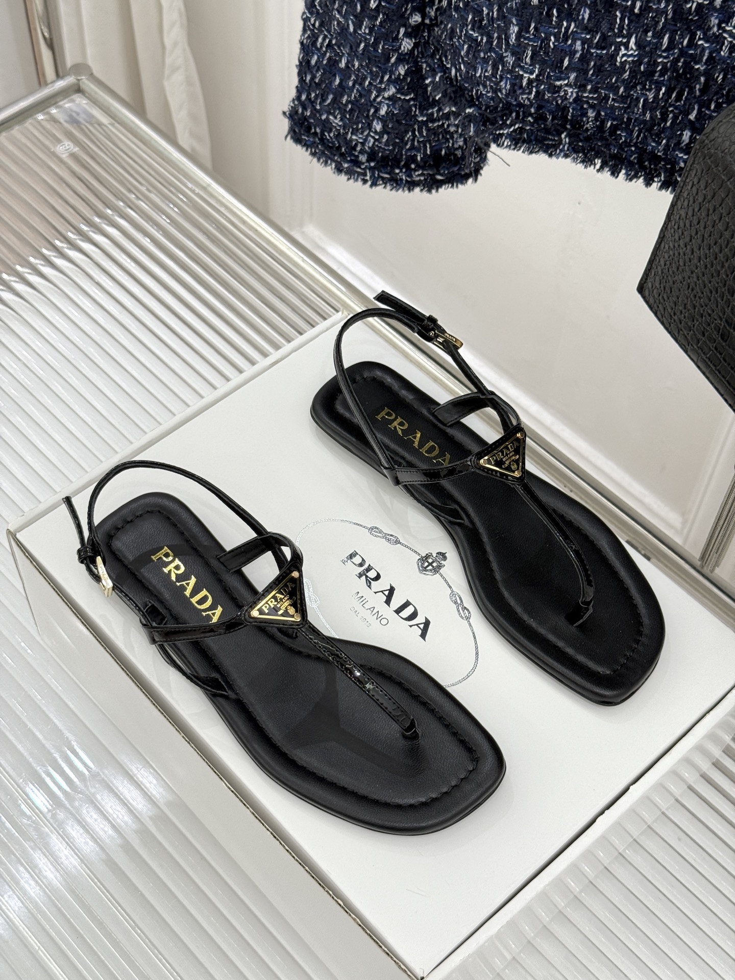 프라다(PRADA) 삼각 로고 플립플랍 샌들 신발
