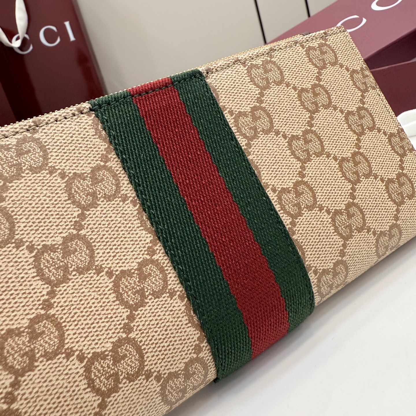 [Gucci] 구찌 (Generation) GG 수프림 삼선 웹 플랩 장지갑