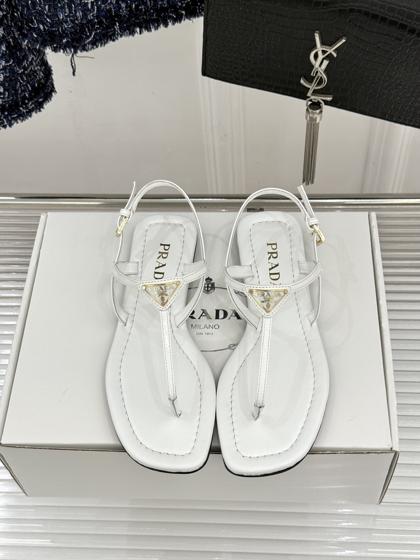 프라다(PRADA) 삼각 로고 플립플랍 샌들 신발