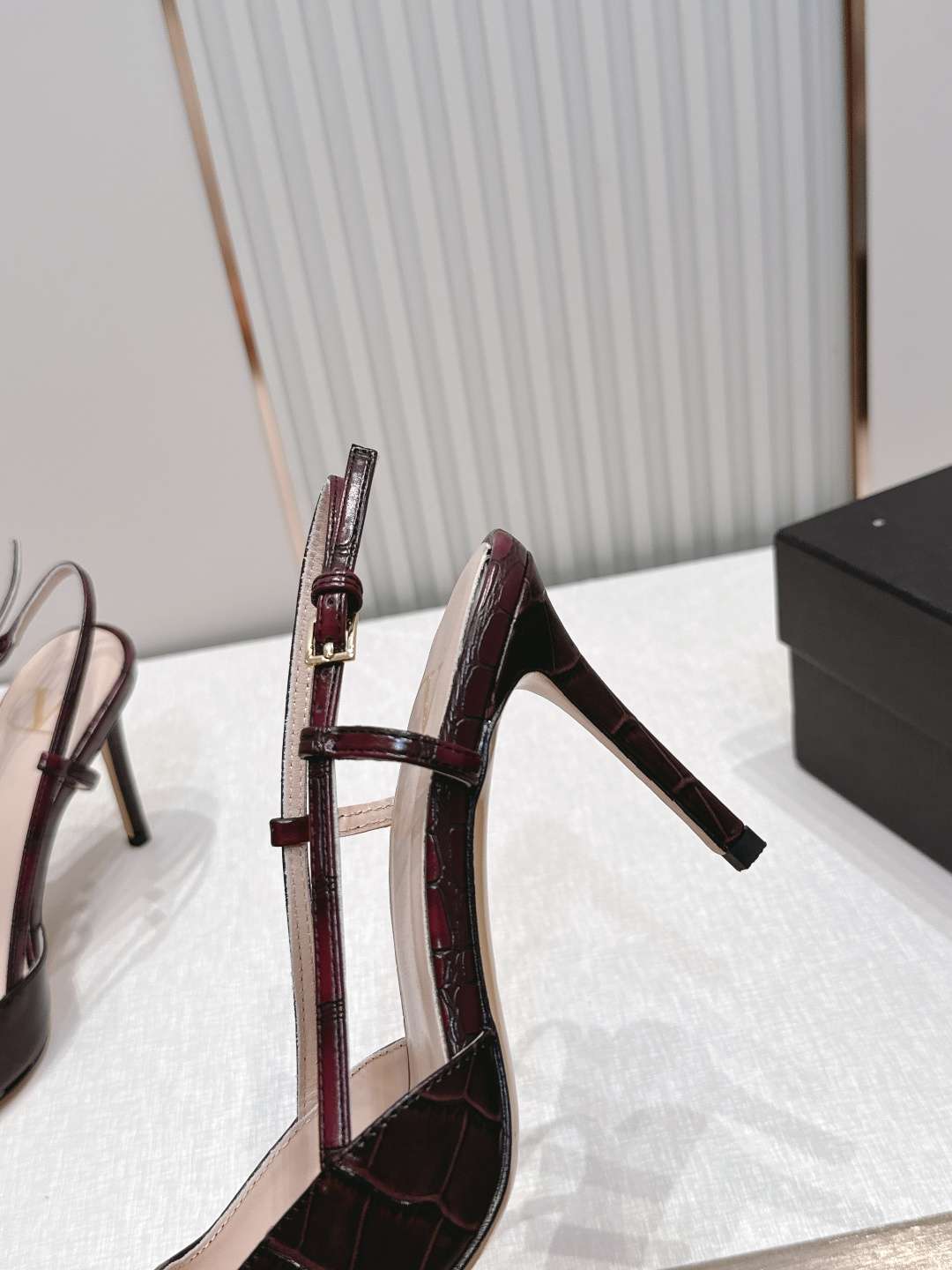 발렌티노(VALENTINO) 시그니처 슬링백 하이힐 신발