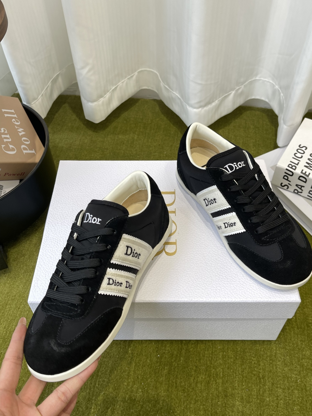 디올(DIOR) 리본 레터링 스웨이드 독일군 스니커즈 신발