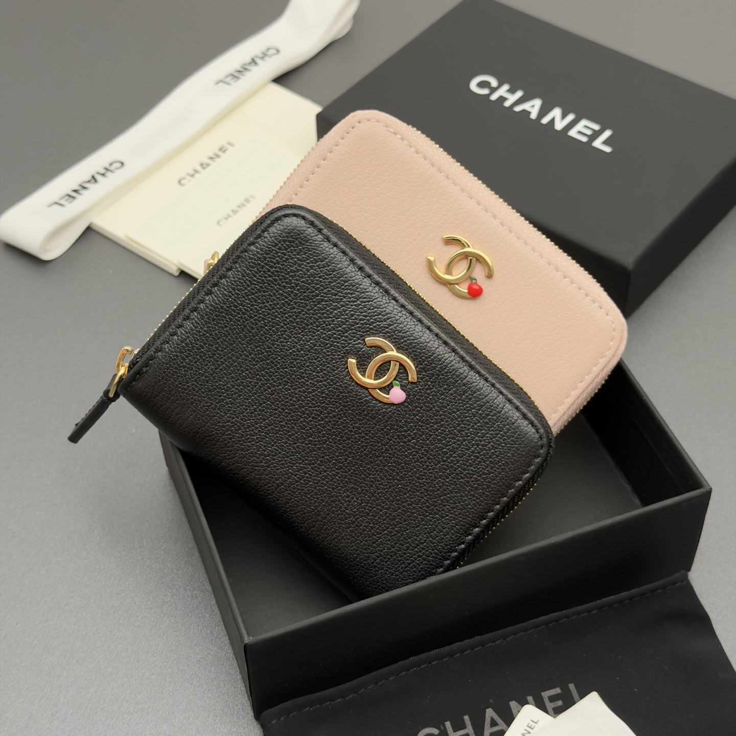 [Chanel] 샤넬 메탈 로고 지퍼 카드 지갑