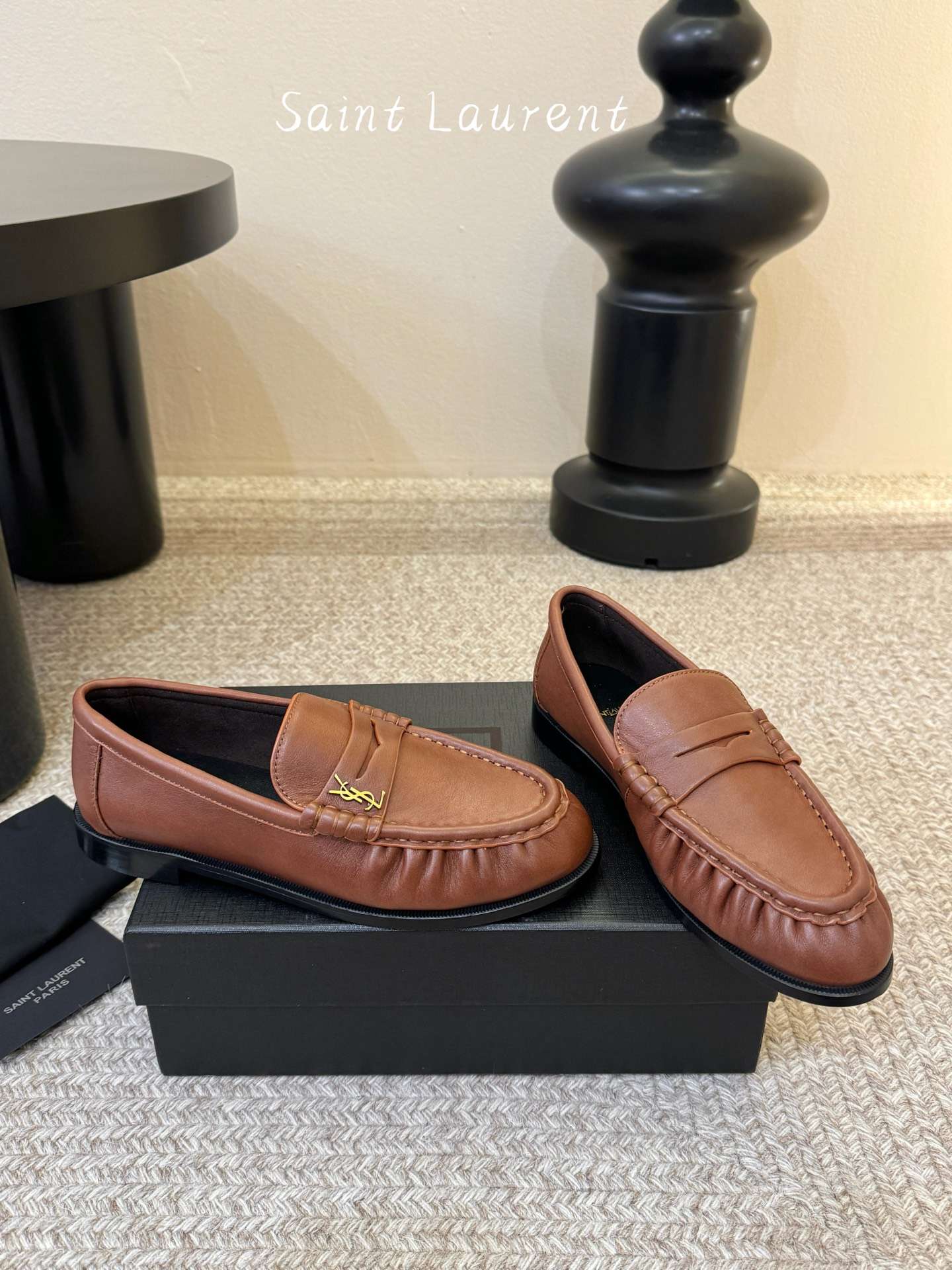 생로랑(SAINT LAURENT) 카프 레더 페니 로퍼 신발