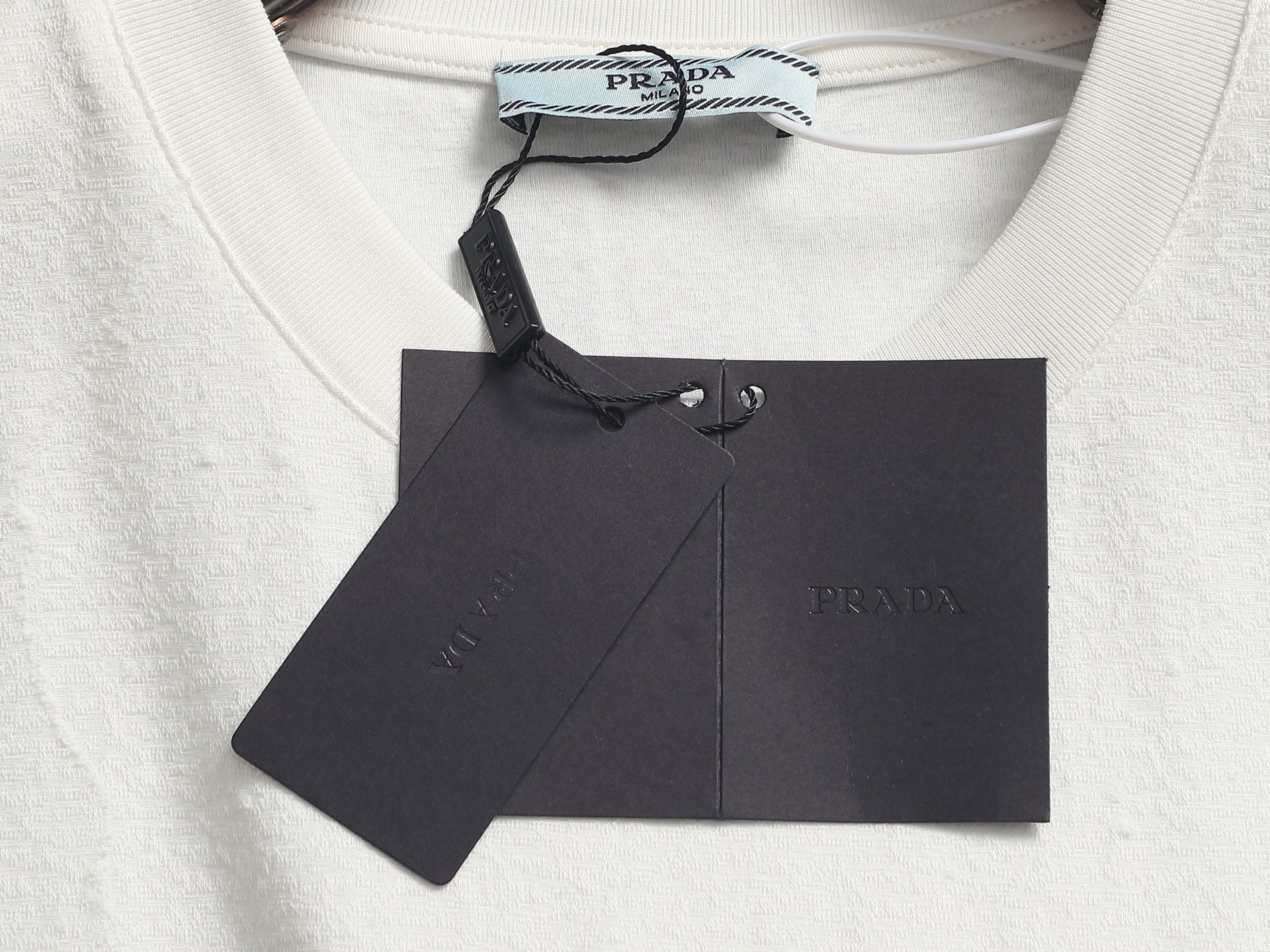 프라다(PRADA) 레터링 로고 삼각 패치 반팔 티셔츠 상의 의류