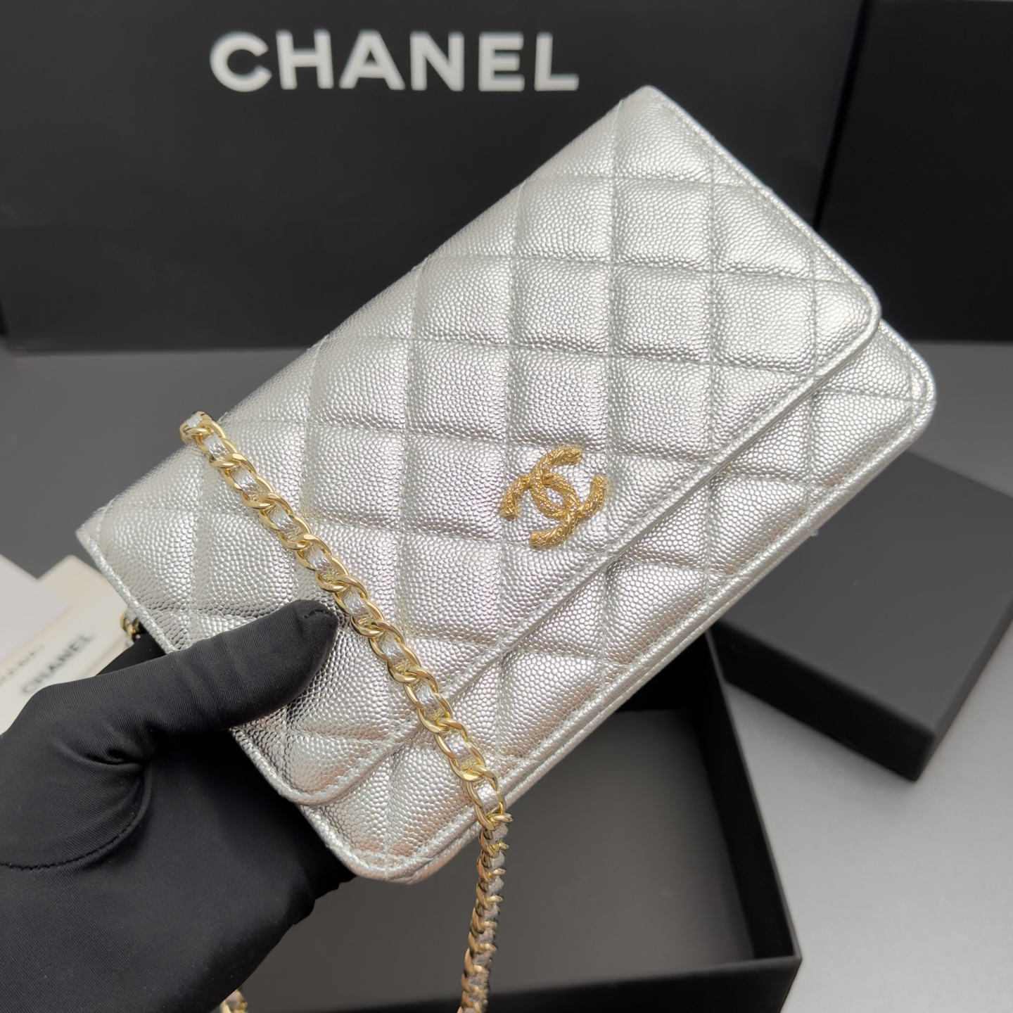[Chanel] 샤넬 26SS 캐비어 멀티 젬스톤 체인 아코디언 플랩백 (WOC) 가방
