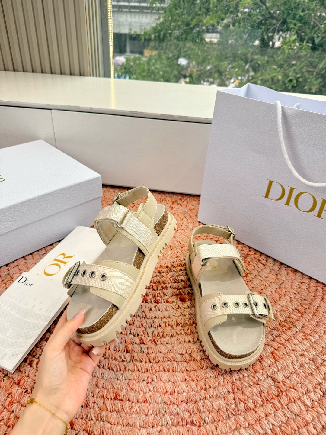 디올(DIOR) CD 버클 샌들 신발