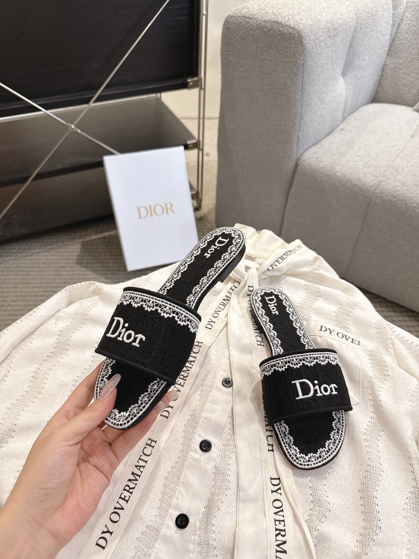 디올(DIOR) 플라워 자수 로고 슬라이드 슬리퍼