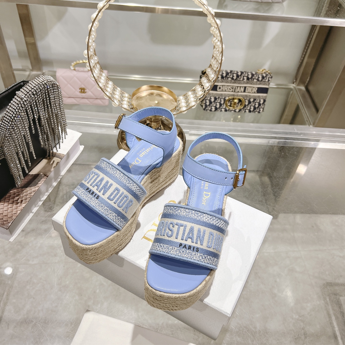 디올(DIOR) Dway 로고 밴드 앵클 스트랩 웨지 샌들 신발