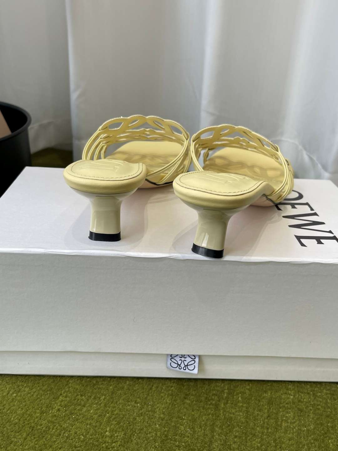 로에베(LOEWE) 아나그램 라인스톤 미들 힐 신발