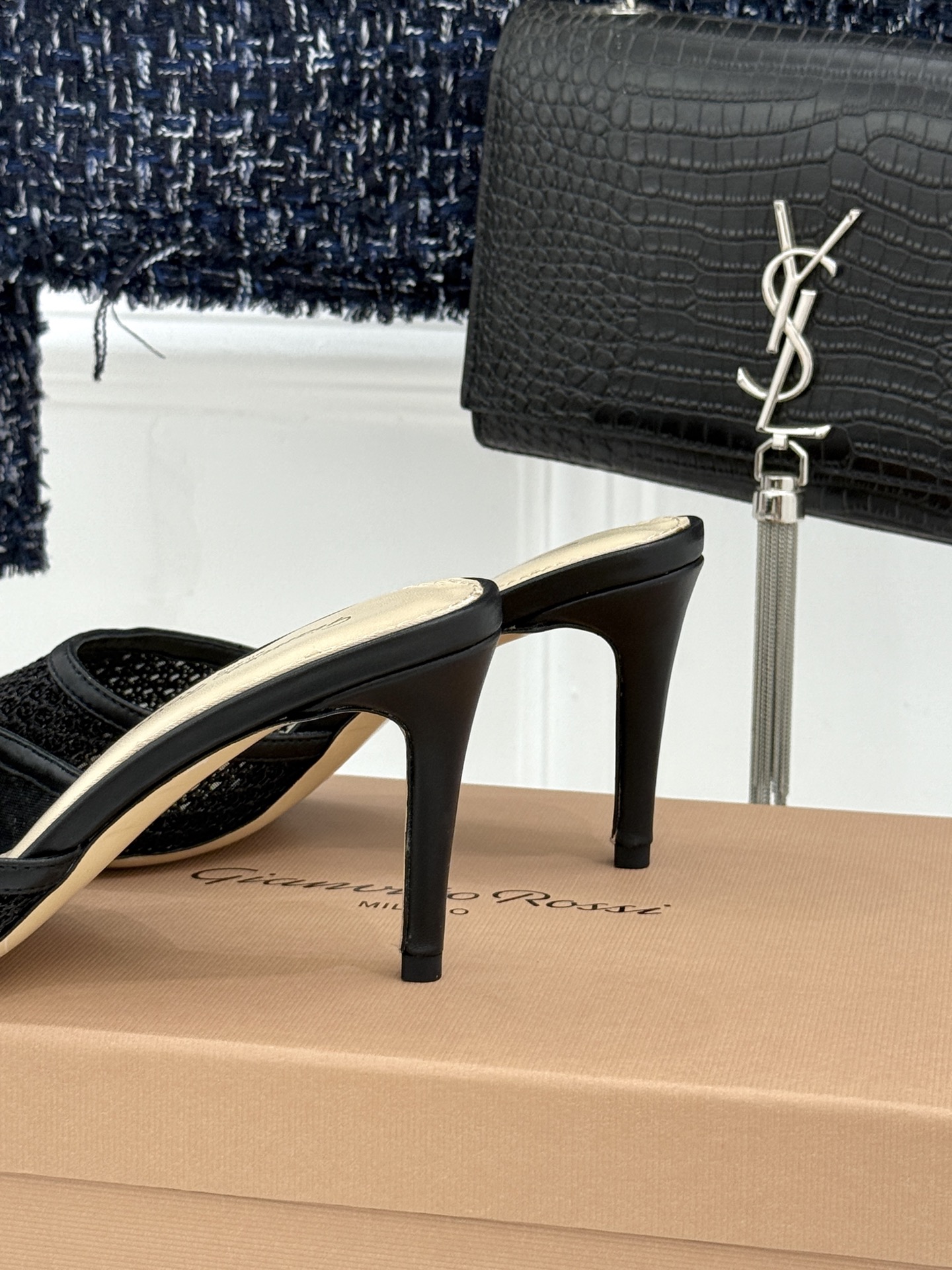 잔비토 로시(Gianvito Rossi) 미니멀 포인티드 힐 슬리퍼 신발