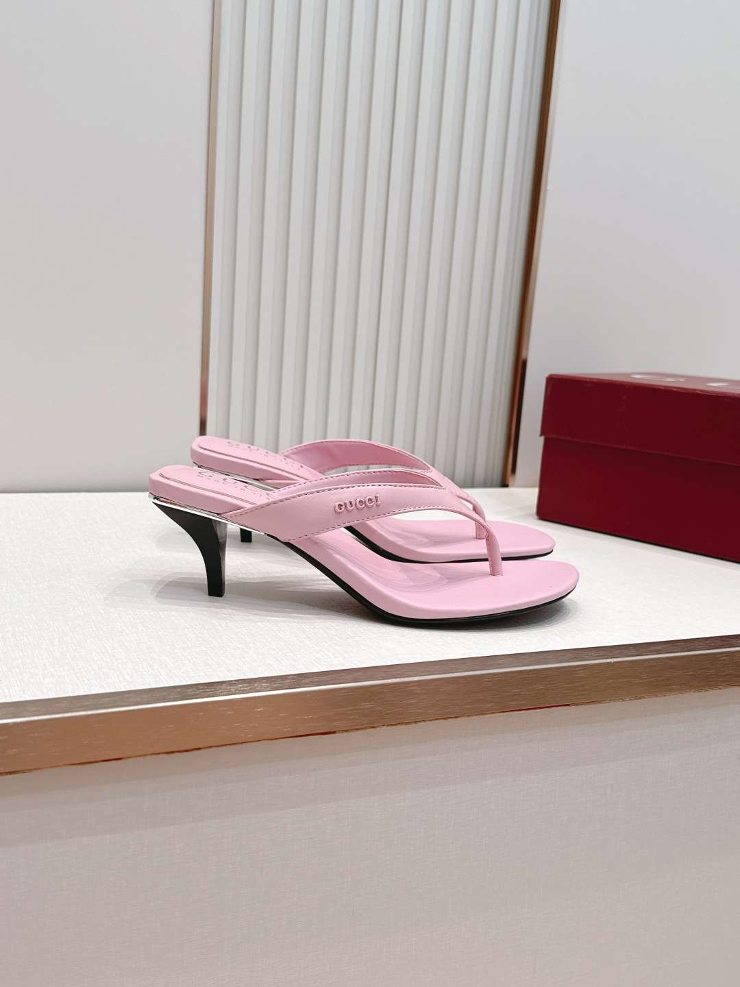 구찌(GUCCI) 모노그램 토포스트 미들힐 신발