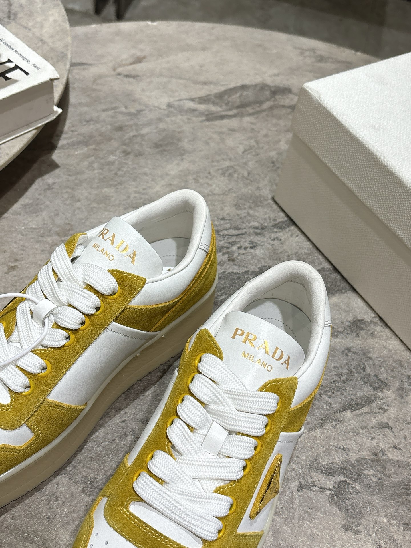 프라다(PRADA) 삼각 로고 플랫폼 스니커즈 신발